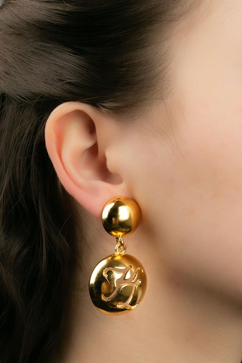 Karl Lagerfeld -Golden metal clip earrings with the initials KL.

Additional information:
Dimensions: 5 H cm
Condition: Very good condition
Seller Ref number: BO303