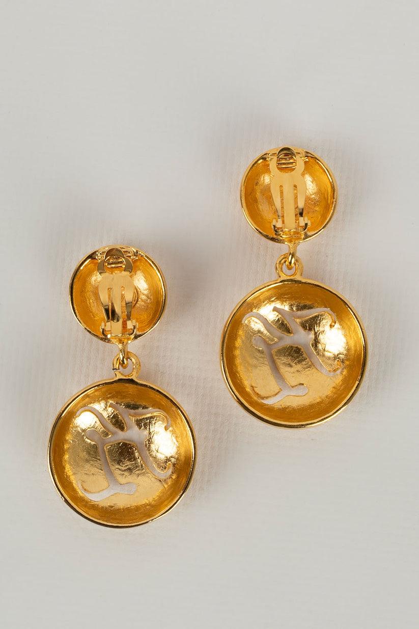 Karl Lagerfeld Golden Metal Clip Earrings  In Excellent Condition For Sale In SAINT-OUEN-SUR-SEINE, FR