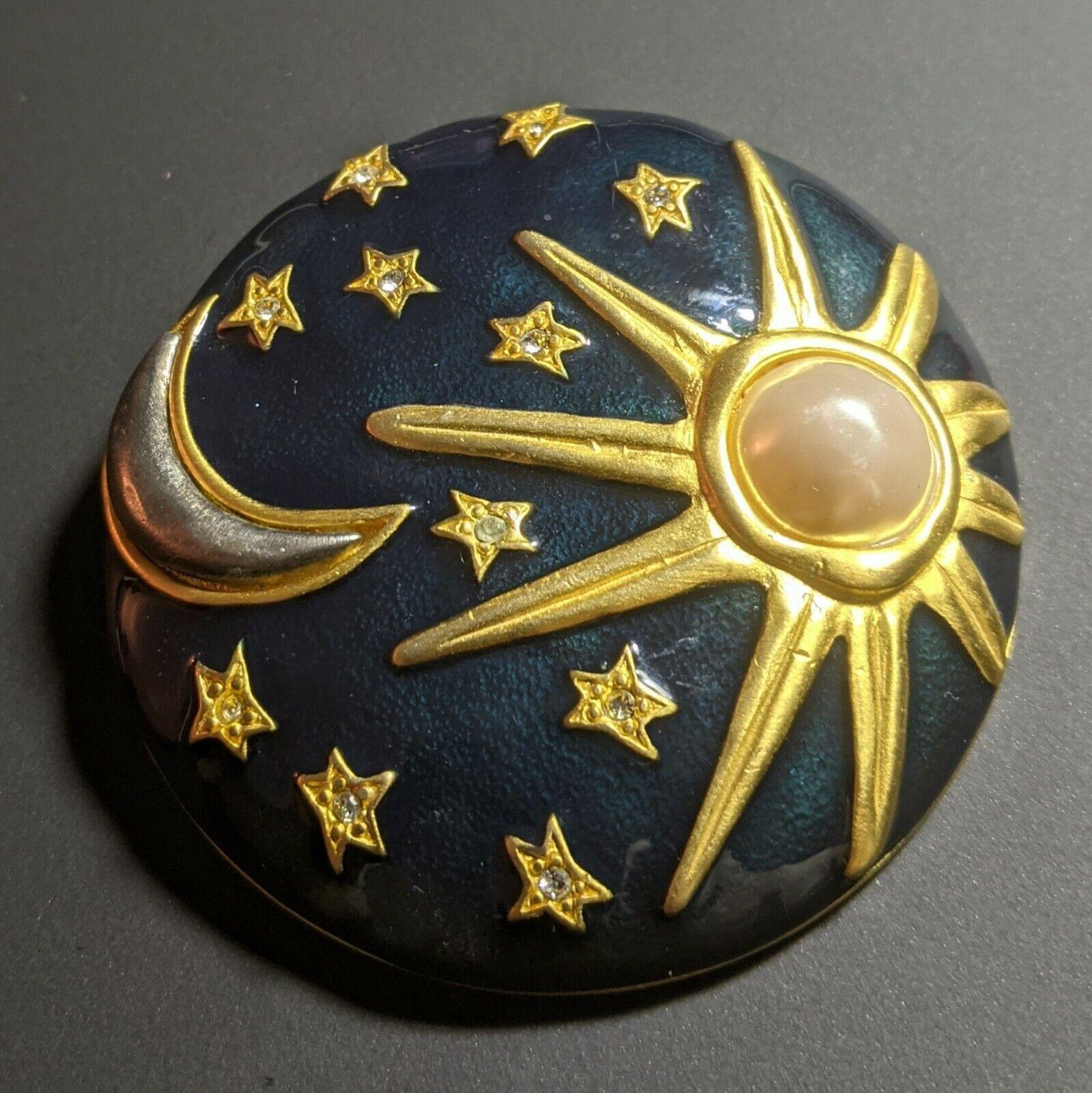 Magnificent large BROOCH,
vintage,
by Karl LAGERFELD, signed,
diameter 5.7 cm, weight 37 g,
very good state.

Born in Hamburg, Karl Lagerfeld settled in Paris in 1954. His design of a coat won him the International Wool Secretariat and allowed him