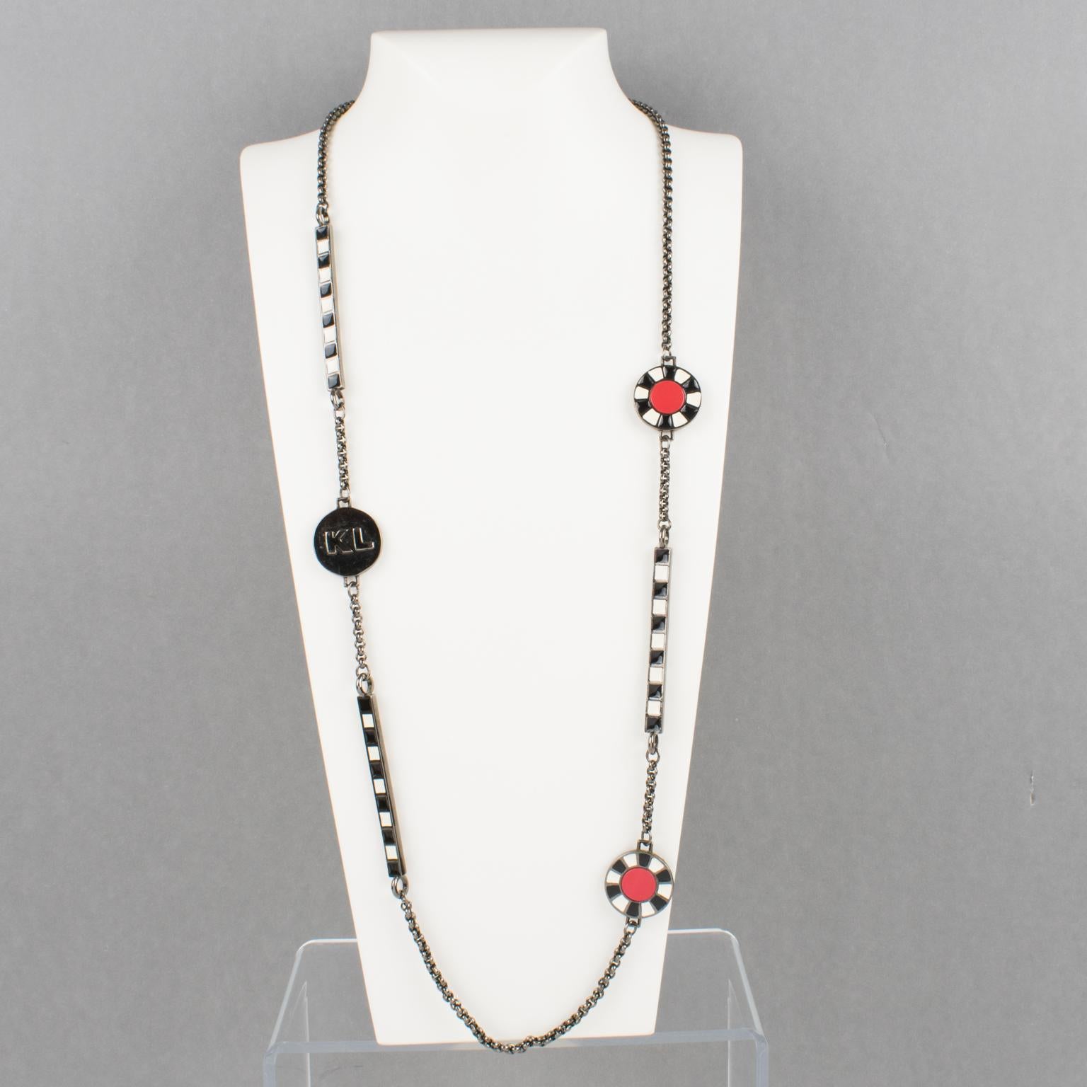 Cet élégant collier sautoir extra-long Karl Lagerfeld Paris se compose d'une lourde chaîne en bronze complétée par des barres et des disques en émail. Les barres sont ornées d'émaux noirs et blancs des deux côtés, et les disques sont ornés d'émaux