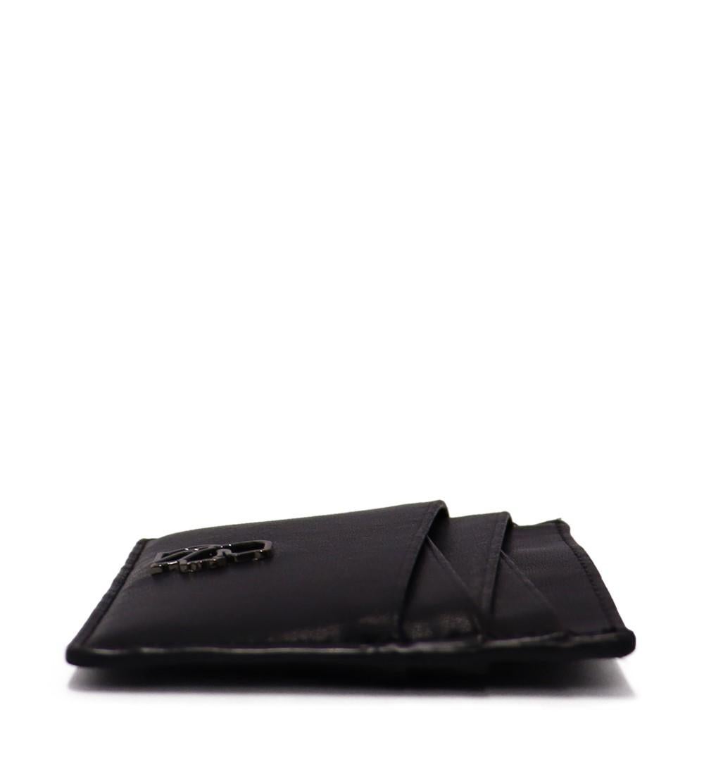 Karl Lagerfeld K/Pura Leather Cardholder, features a nine card slots.

Material: Leather
Height: 8cm
Width: 10cm
Overall condition: Fair
Interior condition: Signs of use
External condition: Leather scuffing and hardware color fade