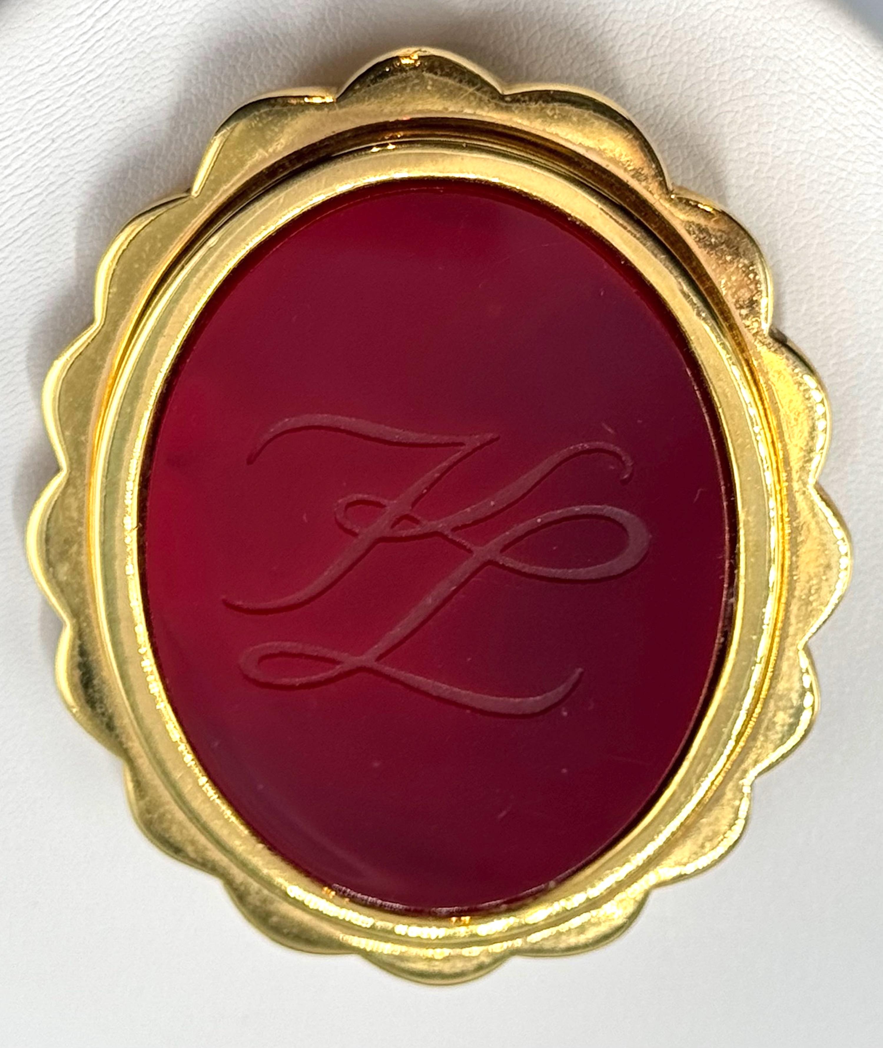 Karl Lagerfeld KL Broche ovale avec logo initial en verre Bon état - En vente à New York, NY