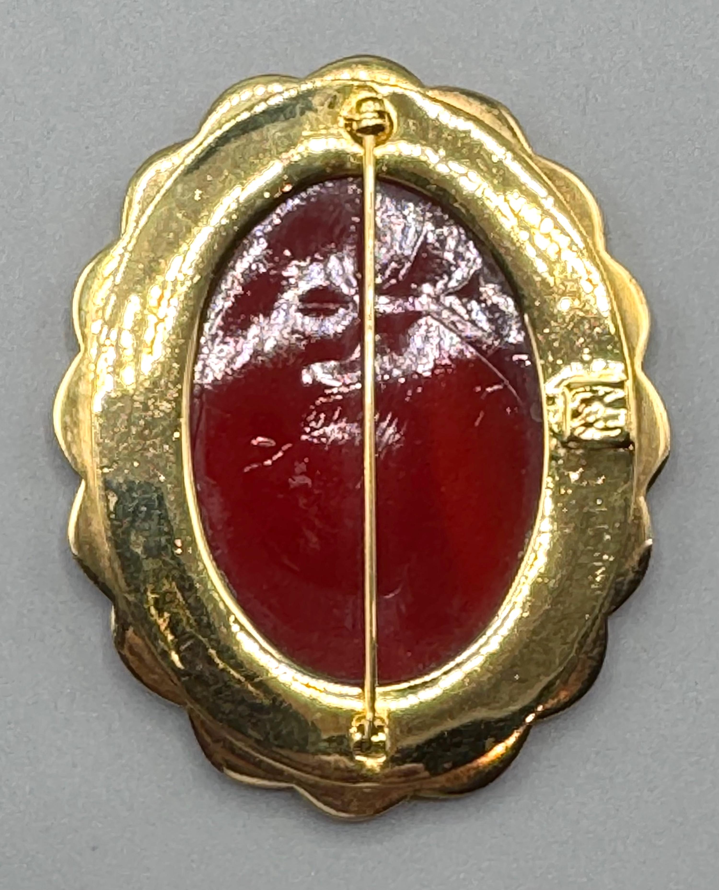 Karl Lagerfeld KL Broche ovale avec logo initial en verre en vente 2