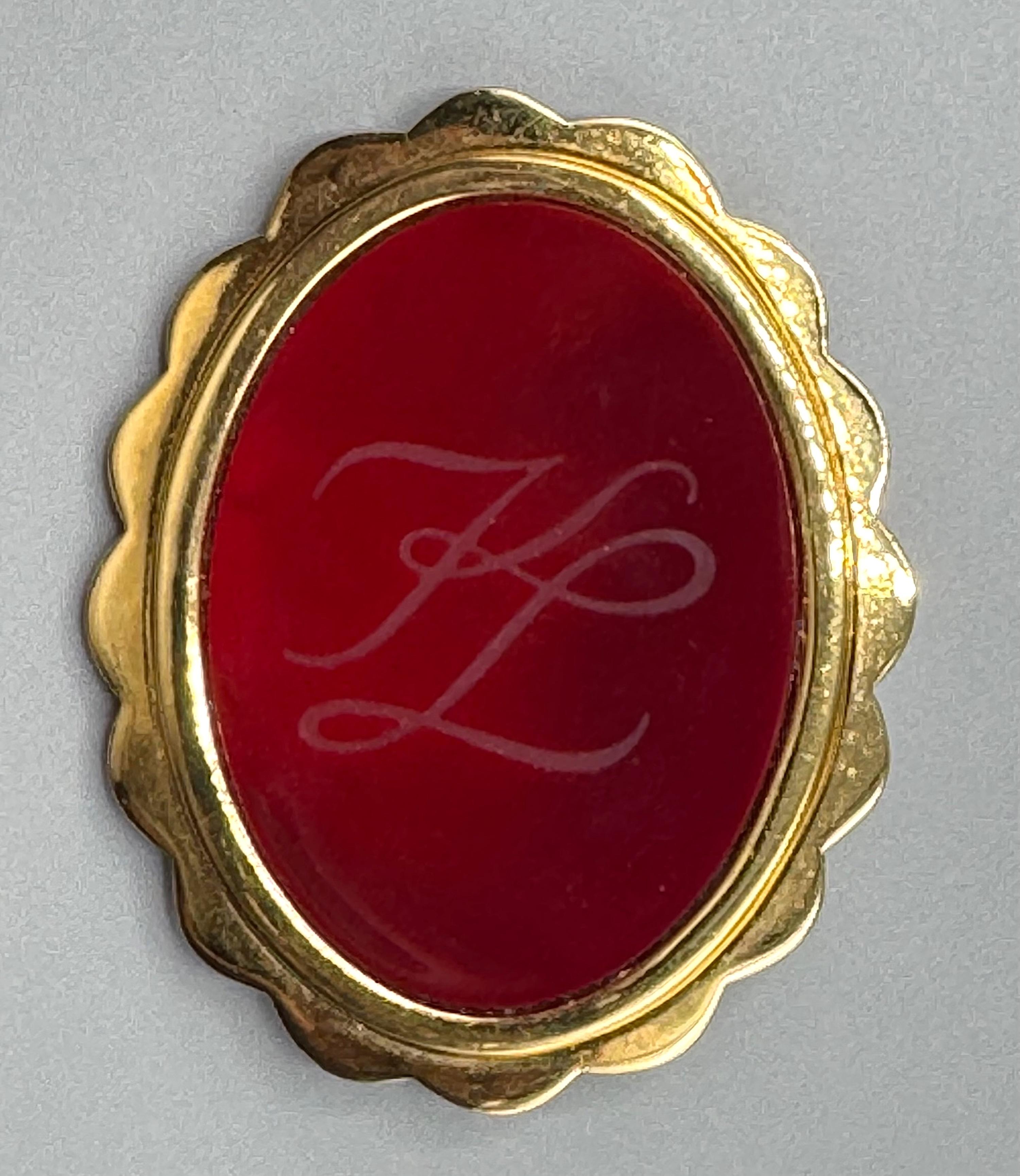 Karl Lagerfeld KL Broche ovale avec logo initial en verre en vente 3