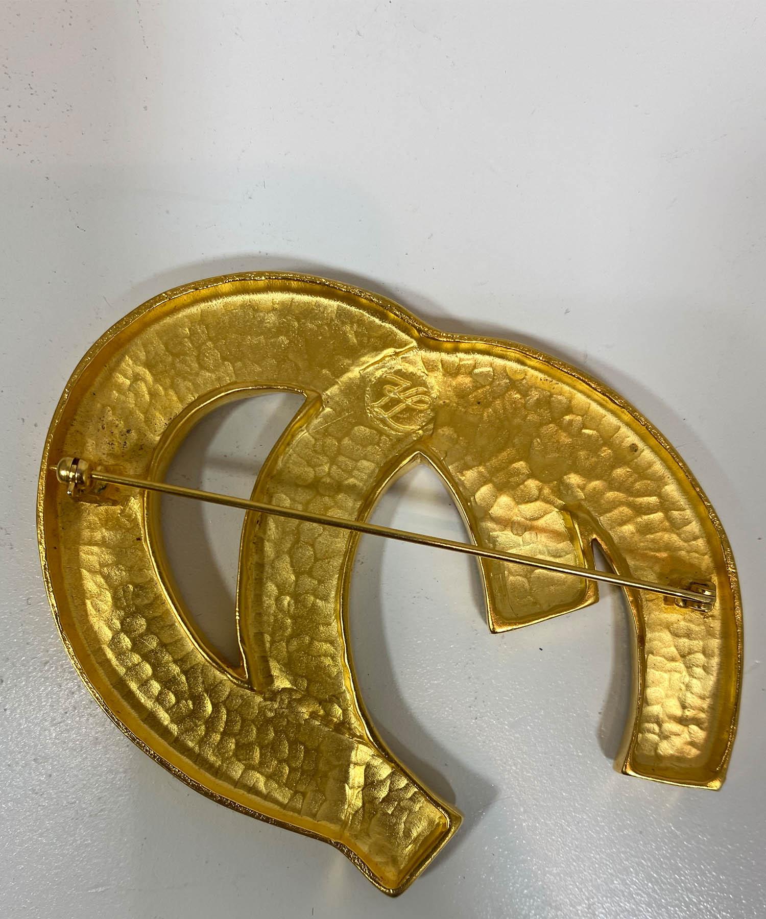 Karl Lagerfeld Massive Bonne Chance 1992 Horseshoe Brooch In Excellent Condition For Sale In Carmel, CA
