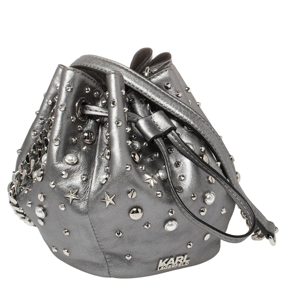 Karl Lagerfeld Metallic Silber Leder K/Rocky Nieten Kordelzug Tasche im Zustand „Gut“ in Dubai, Al Qouz 2