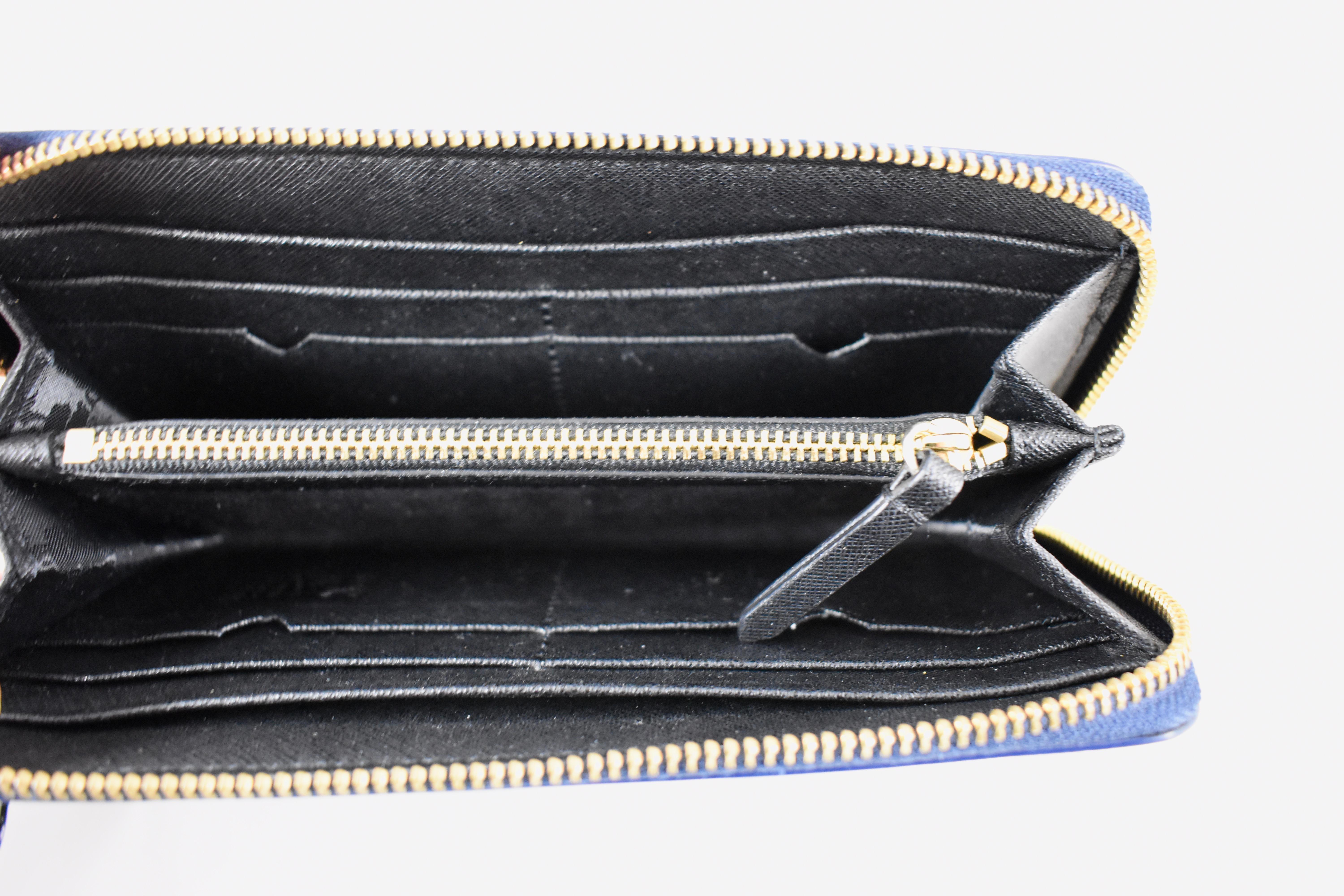 Portefeuille continental en cuir zippé Karl Lagerfeld Monster Choupette bleu marine en vente 4