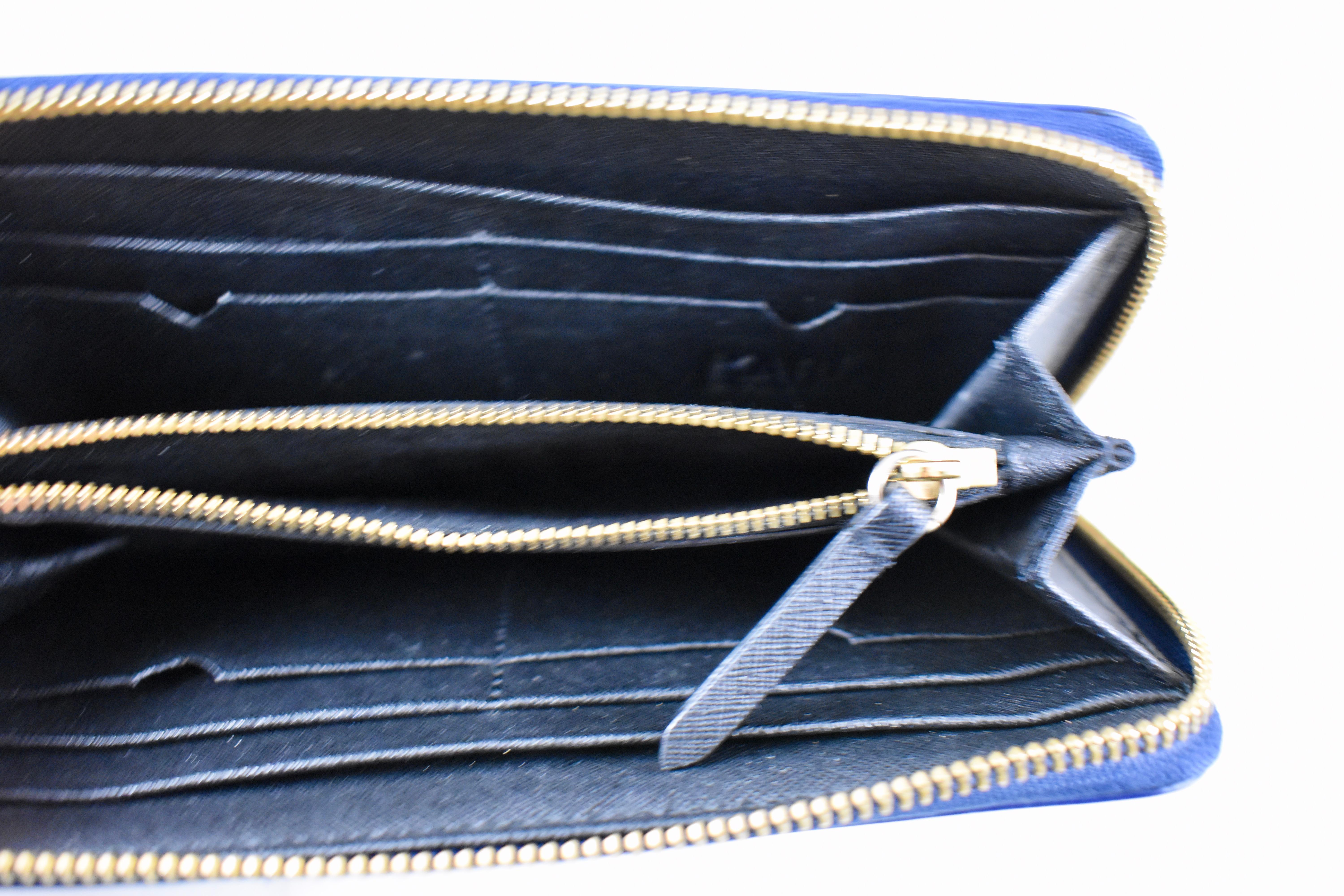 Portefeuille continental en cuir zippé Karl Lagerfeld Monster Choupette bleu marine en vente 6