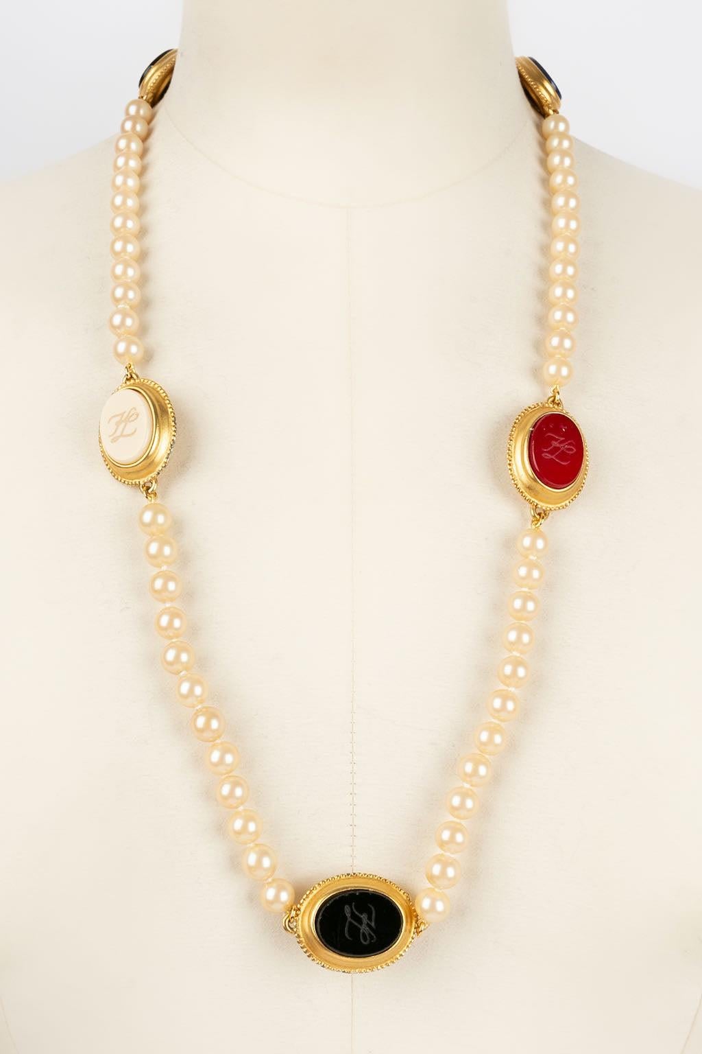 Karl Lagerfeld Halskette mit mehrfarbigen Perlen und Cabochons im Zustand „Gut“ im Angebot in SAINT-OUEN-SUR-SEINE, FR