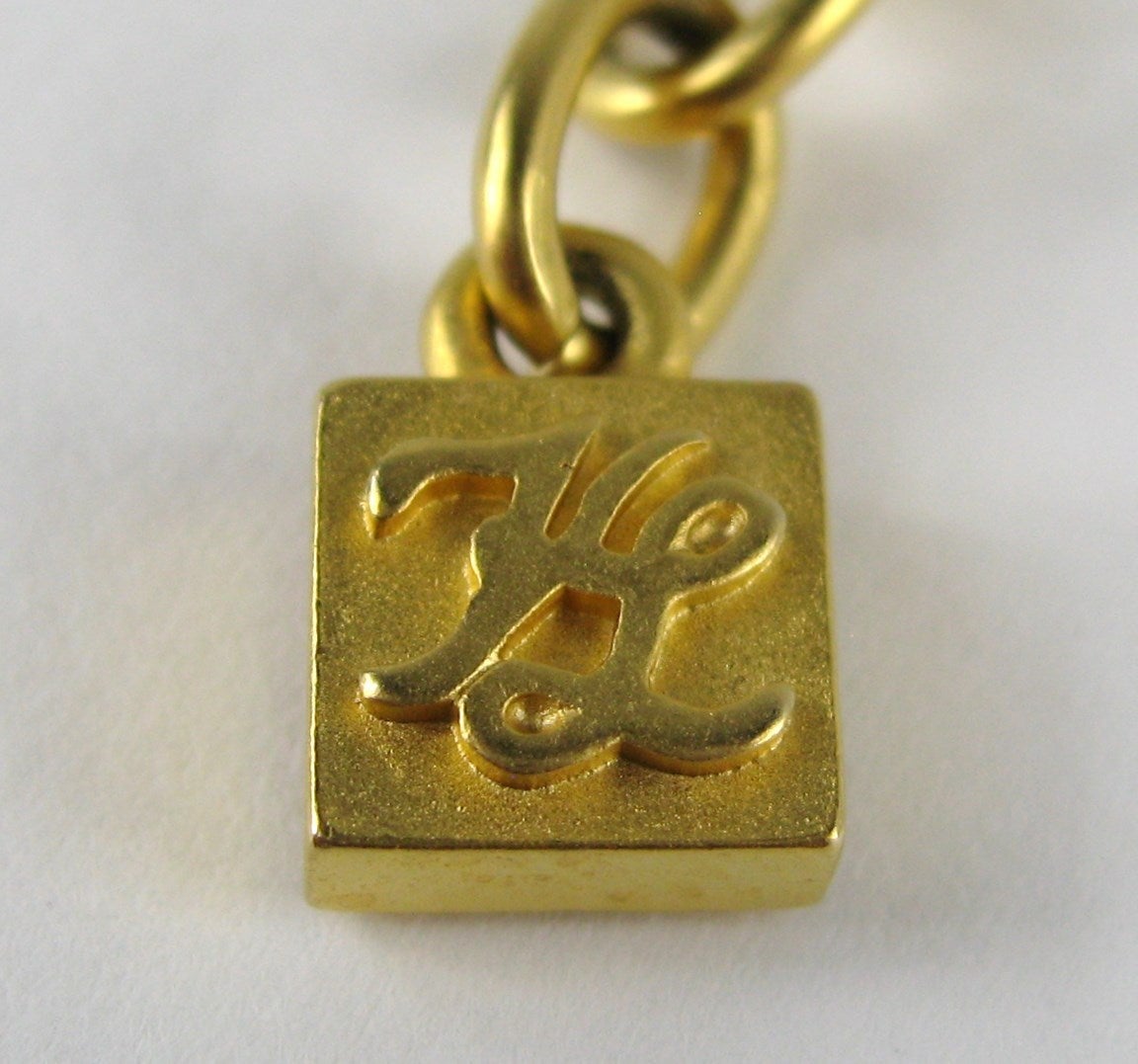  Karl Lagerfeld, collier à breloques boutons doré, jamais porté, années 1980 en vente 1