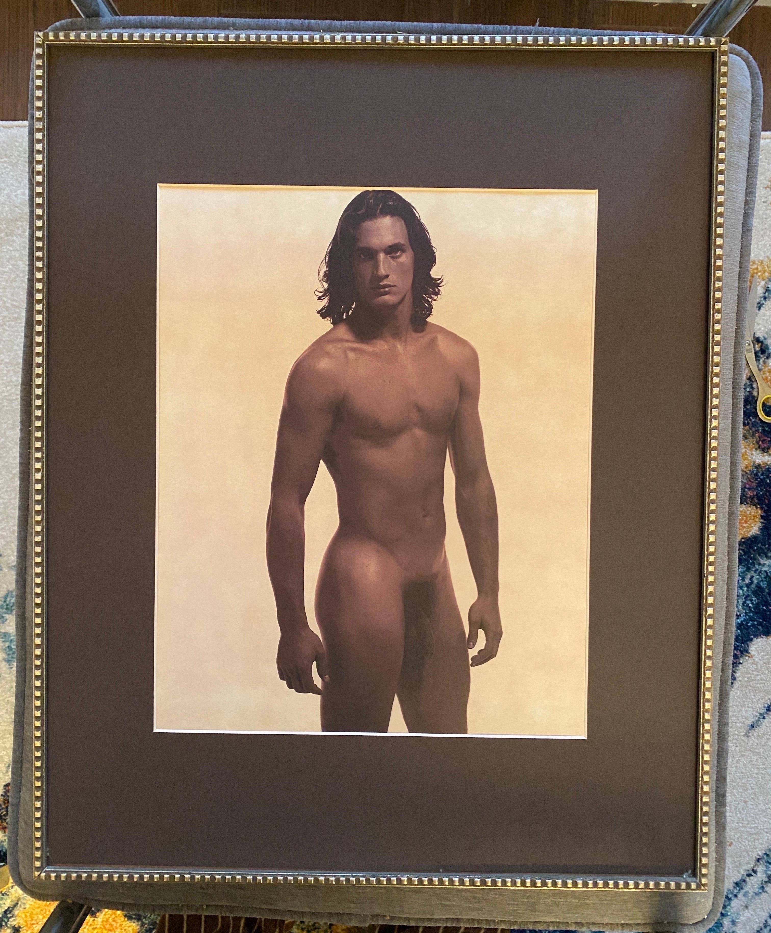 Karl Lagerfeld photographie de Philippe Reynaud, 1997.
Ce magnifique nu masculin a été inclus dans une série de lithographies photographiques de modèles nus/célébrités réalisées pour Visionaire, NYC et publiées en 1997. Ces rares photos lithos