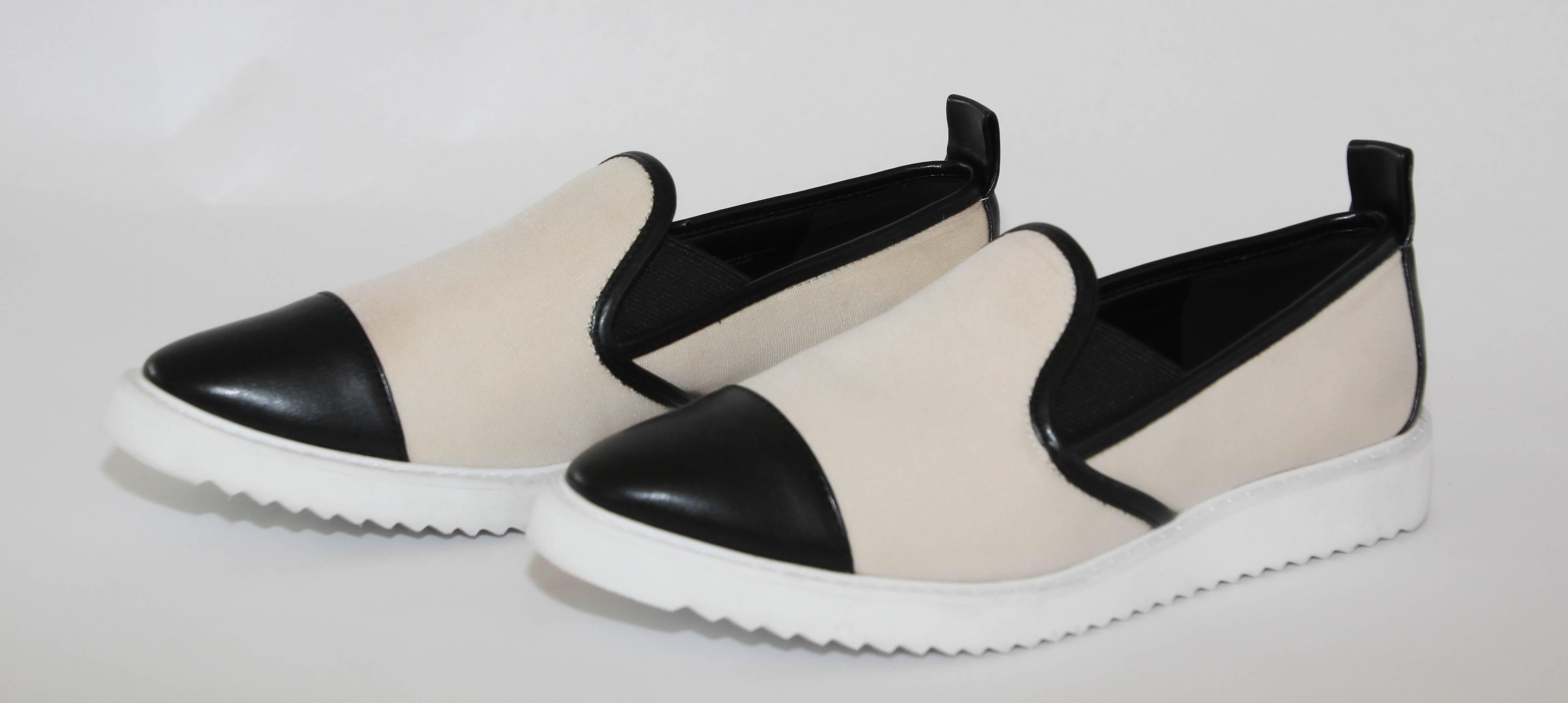 Karl Lagerfeld Paris Slip On Shoes Women Sz 6 In Good Condition For Sale In North Hollywood, CA