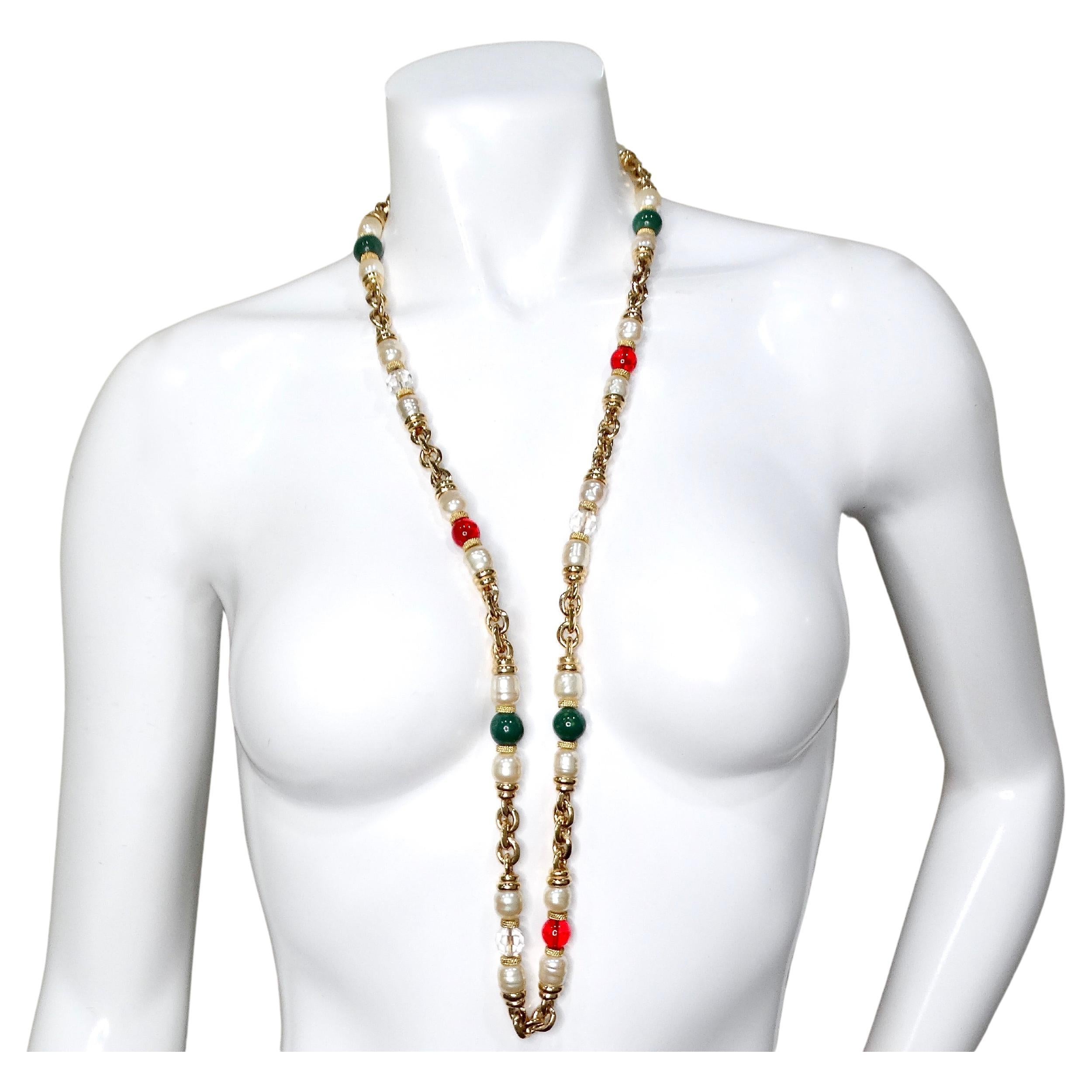 La collana di perle d'acqua dolce e perline di vetro di Karl Lagerfeld, risalente agli anni '90 circa, è un esempio di lussuosa gioielleria couture francese. Questo pezzo forte è caratterizzato da una ricca combinazione di catene placcate in oro 24k