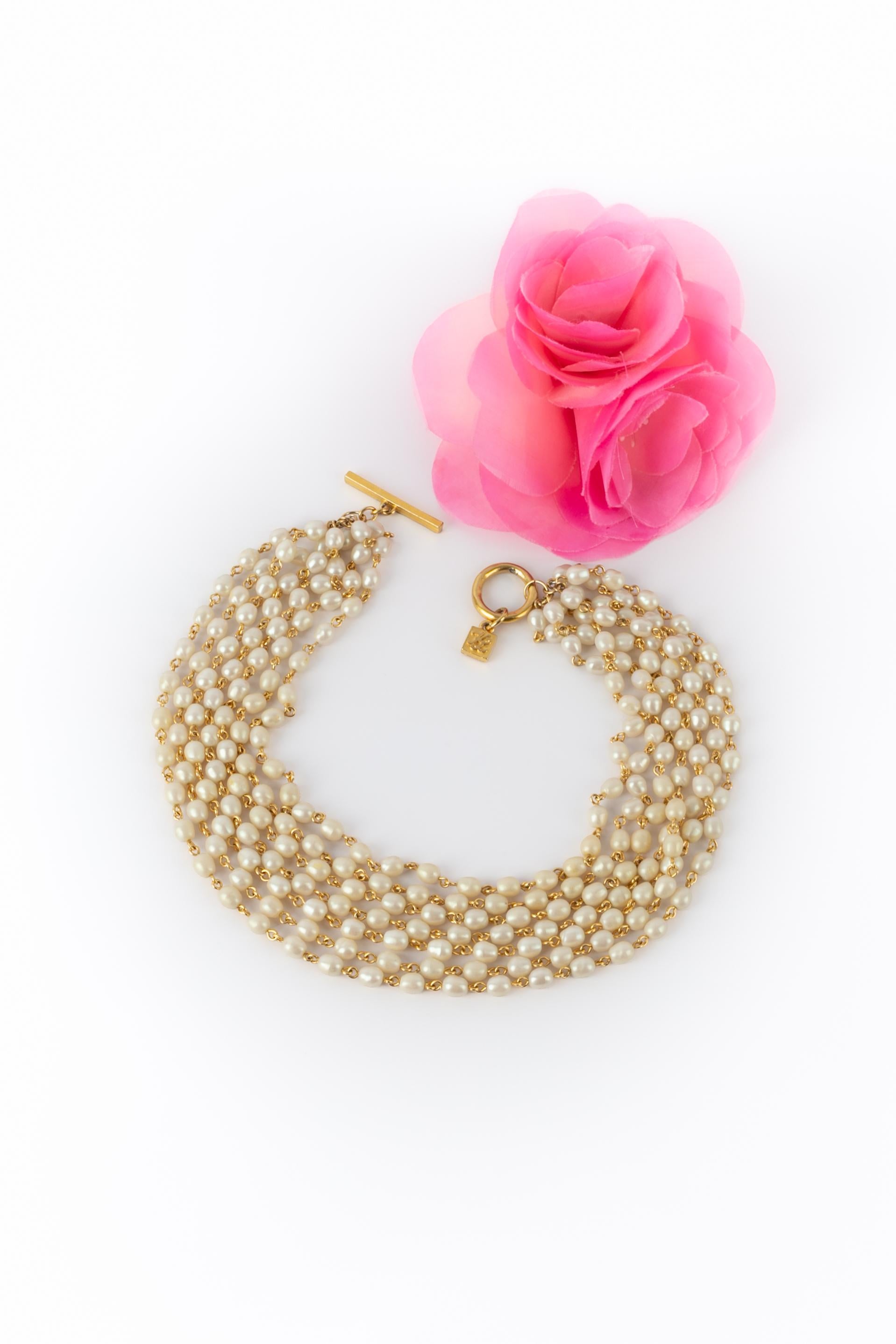 KARL LAGERFELD - (Fabriqué en France) Collier de perles fantaisie avec fermeture en métal doré.

Condit :
Très bon état.

Dimensions :
Longueur : 42 cm

SKU:BC243