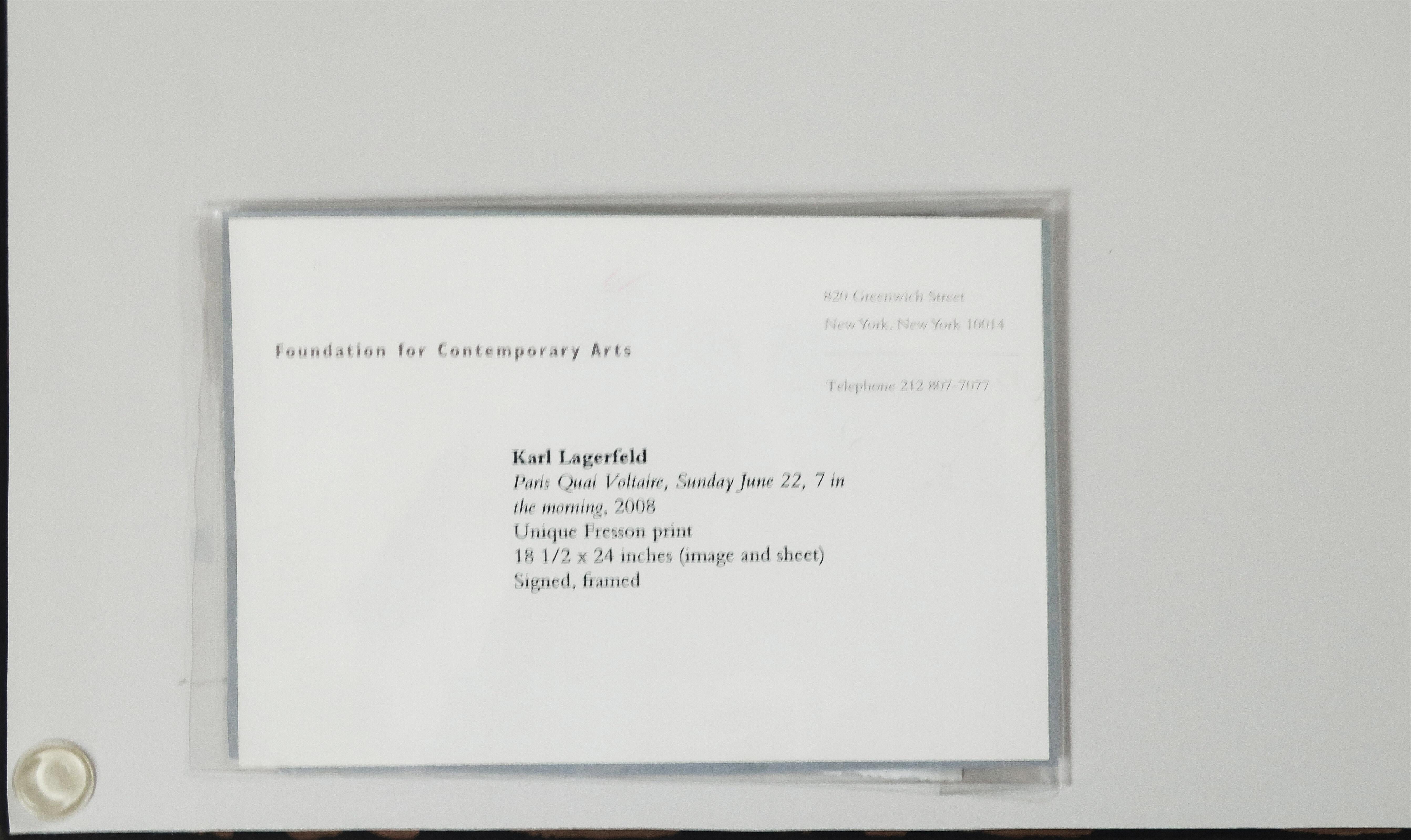 Karl Lagerfeld
Paris Quai Voltaire, Sonntag 22. Juni, 7 Uhr morgens, 2008
Einzigartiger Fresson-Druck
18 1/2 x 24 Zoll (Bild und Blatt)
24 1/4 x 29 3/4 Zoll (Rahmen)
Unterzeichnet

Dieses Foto von Karl Lagerfeld ist ein einzigartiger Fresson-Abzug