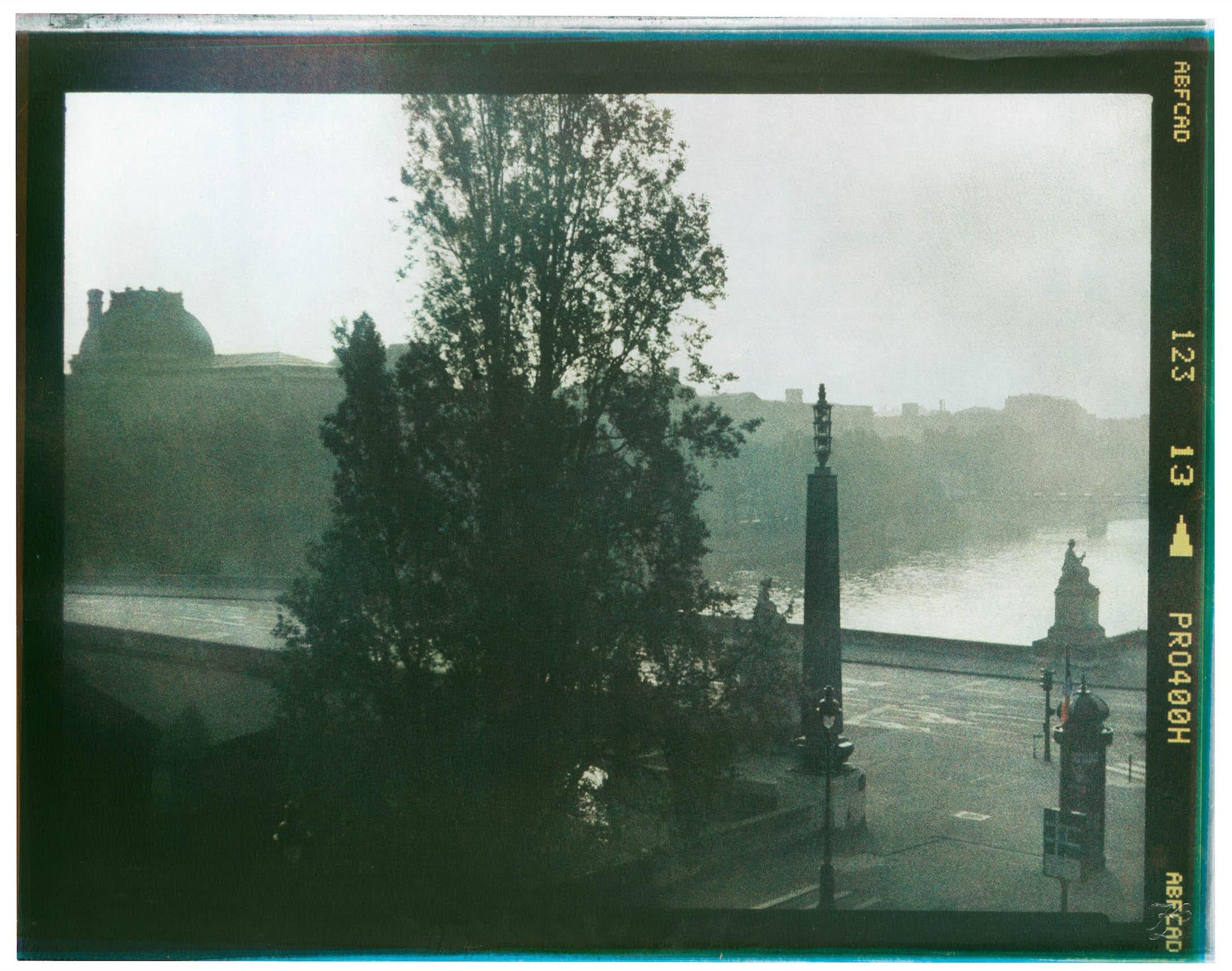 Karl Lagerfeld Black and White Photograph – Paris Quai Voltaire, Sonntag 22. Juni, 7 Uhr morgens