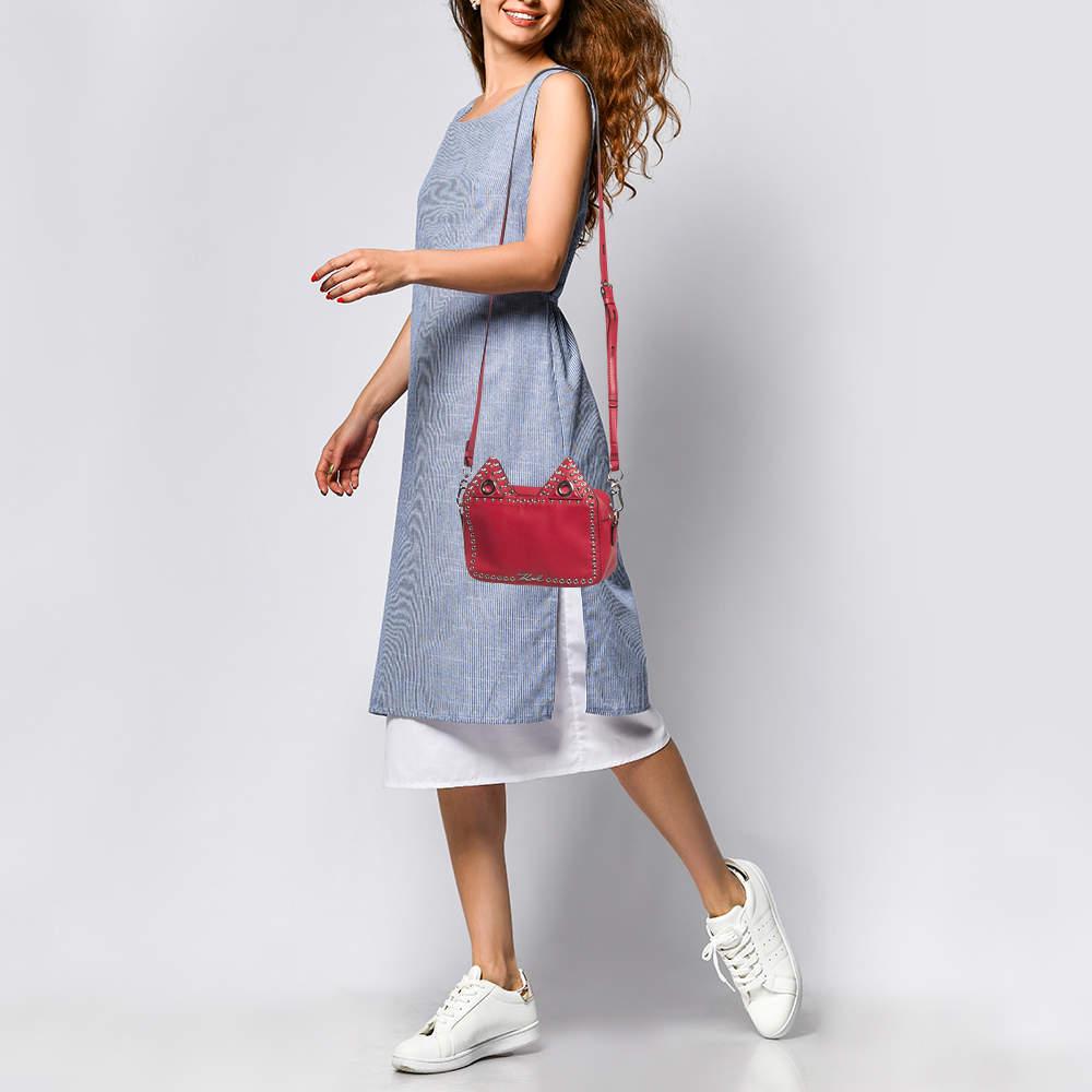 Ce sac fabuleux est le fruit d'un travail artisanal exquis et sera certainement à la hauteur de vos attentes. Doté d'un design chic, il est fabriqué à partir de matériaux luxueux et dispose d'un intérieur spacieux pour transporter vos objets