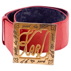 Karl Lagerfeld Ceinture en cuir rouge avec boucle en plaquette dorée