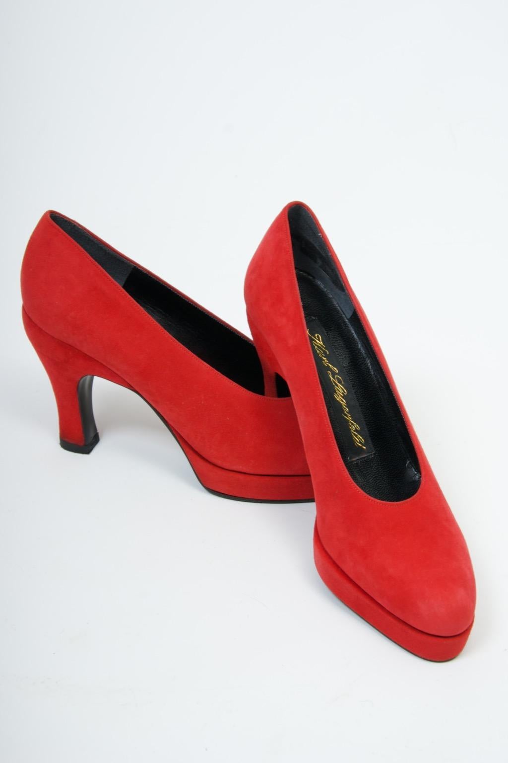 Escarpins à plateforme en daim rouge Karl Lagerfeld Excellent état - En vente à Alford, MA