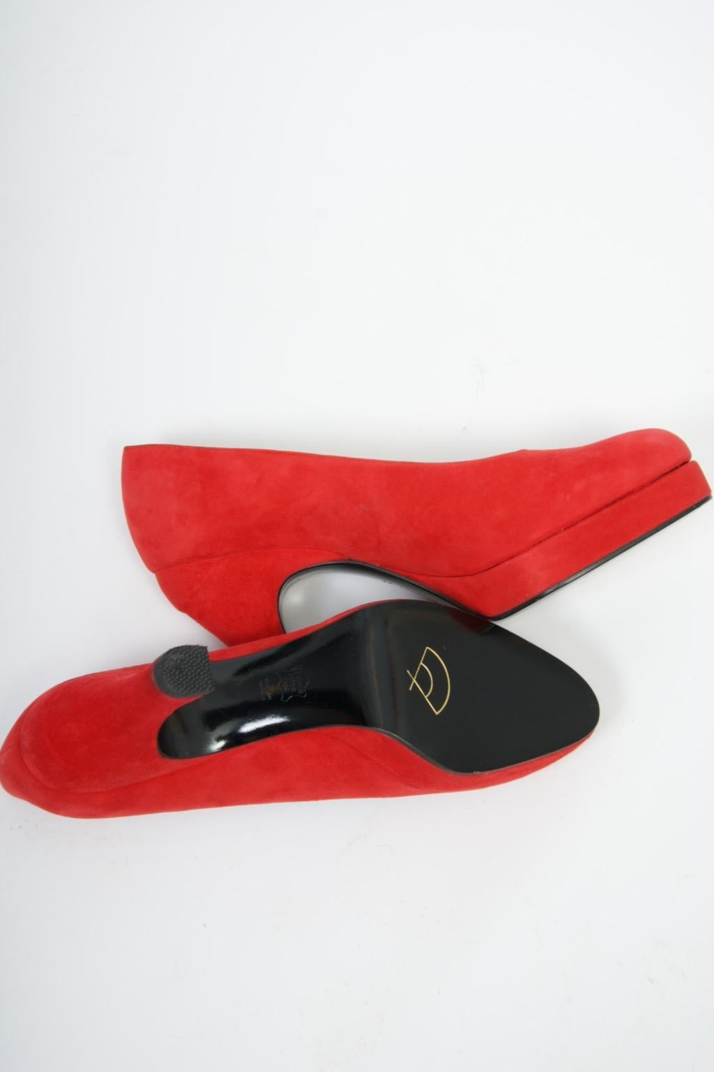 Escarpins à plateforme en daim rouge Karl Lagerfeld en vente 2