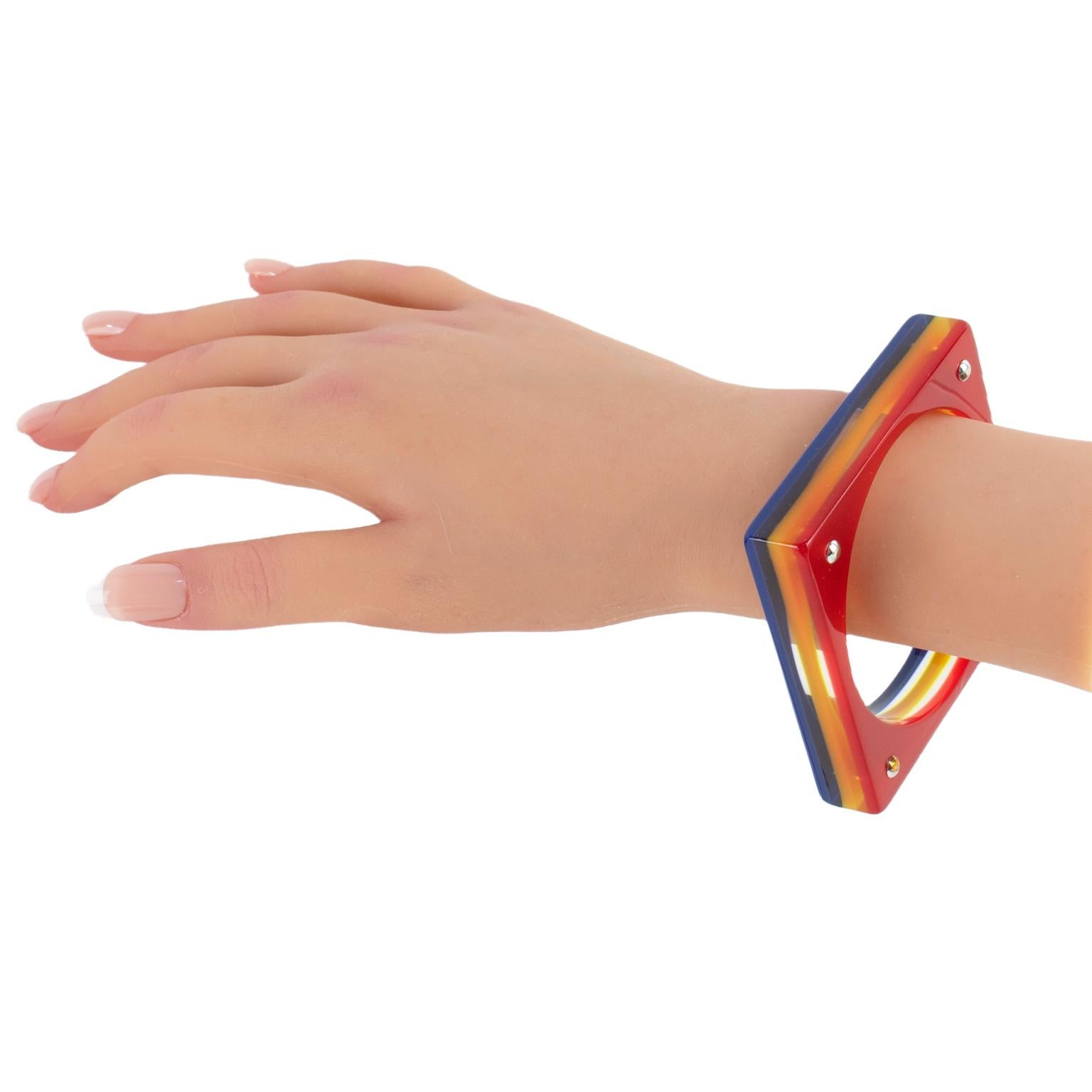 Karl Lagerfeld Bracelet carré en résine rouge, jaune et bleue en vente 7