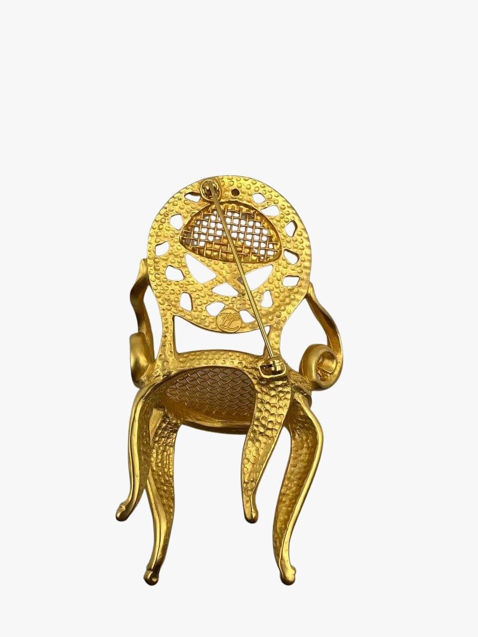 Broche vintage Karl Lagerfeld en plaqué or 24k représentant une chaise de style Louis XV. La broche est ornée du monogramme de l'éventail et du KL, emblématiques de Lagerfeld. 

Signé.

Période : 1980s

État : excellent

Taille : longueur : 9cm,