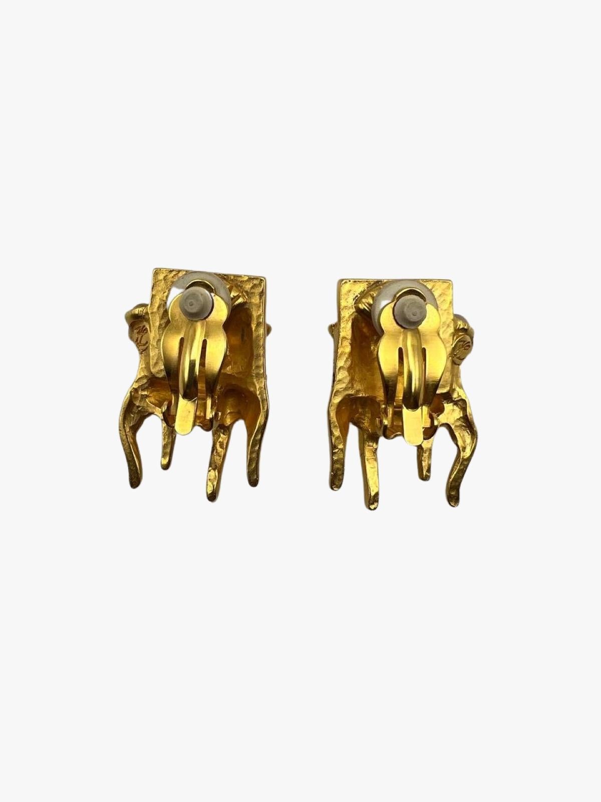 Vintage Karl Lagerfeld 24k gold plated clip on earrings featuring a chair in the style of Louis XVI. Embellished with rhinestones. 

Signed.

Period: 1980s

Condition: excellent. No visible signs of wear. 

Size: length: 3,5cm, width: