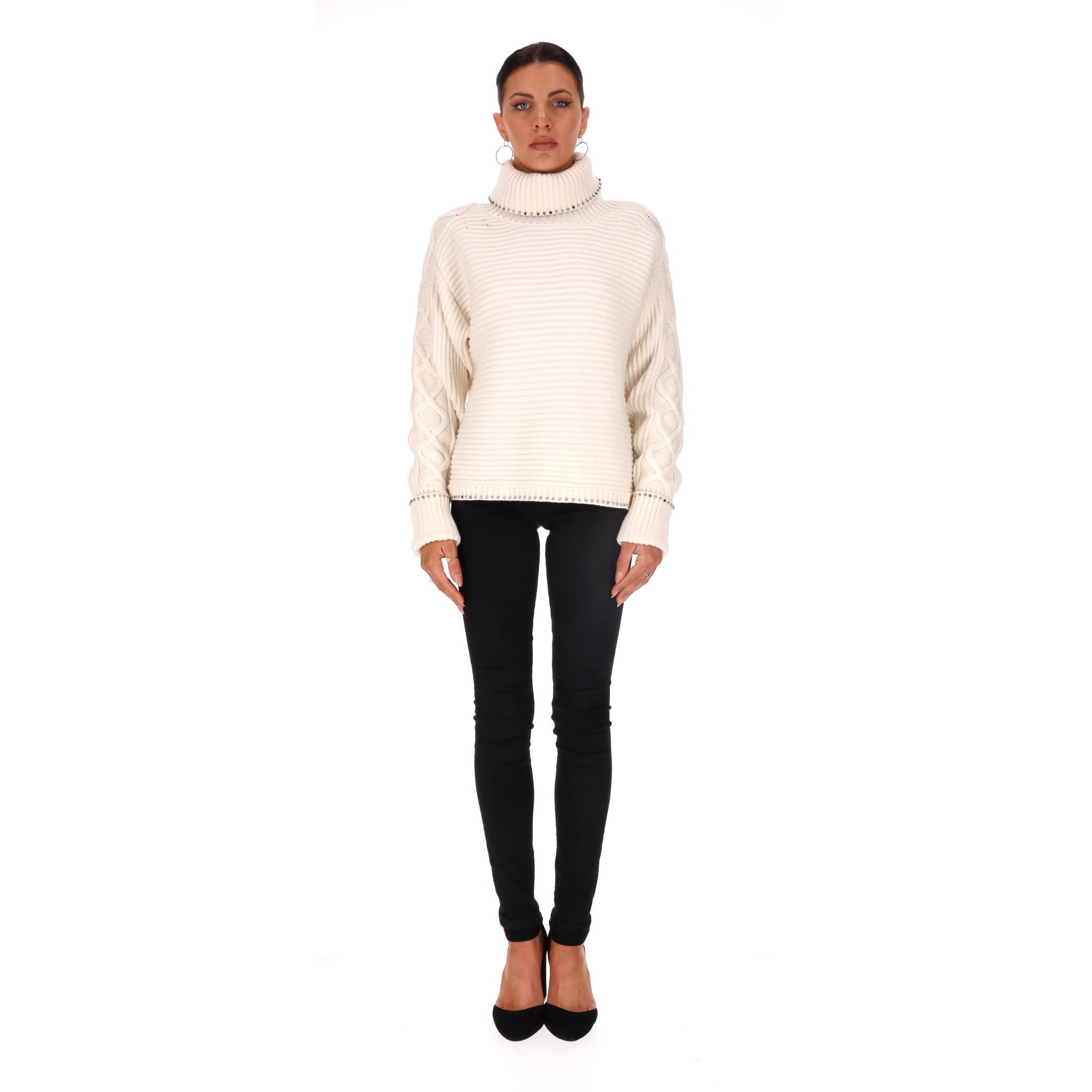 Karl Lagerfeld - Maglione in lana con scollo a rotella

Maglione avorio con scollo a rollo completamente realizzato in lana e impreziosito da un dettaglio in maglia a cavo lungo le maniche.

Impreziosito da perline d'argento sul collo, sui polsini e