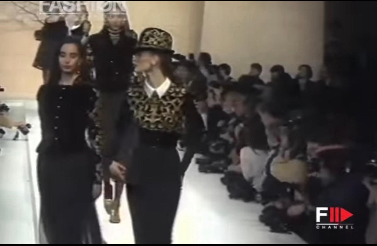 ¡Extraordinario vestido de noche de alta costura KARL LAGERFELD Otoño / Invierno 1988 negro, dorado y marfil ! Presenta un lujoso corpiño de suave terciopelo de seda, con mangas y falda de gasa de seda. Intrincado bordado a mano metálico dorado en