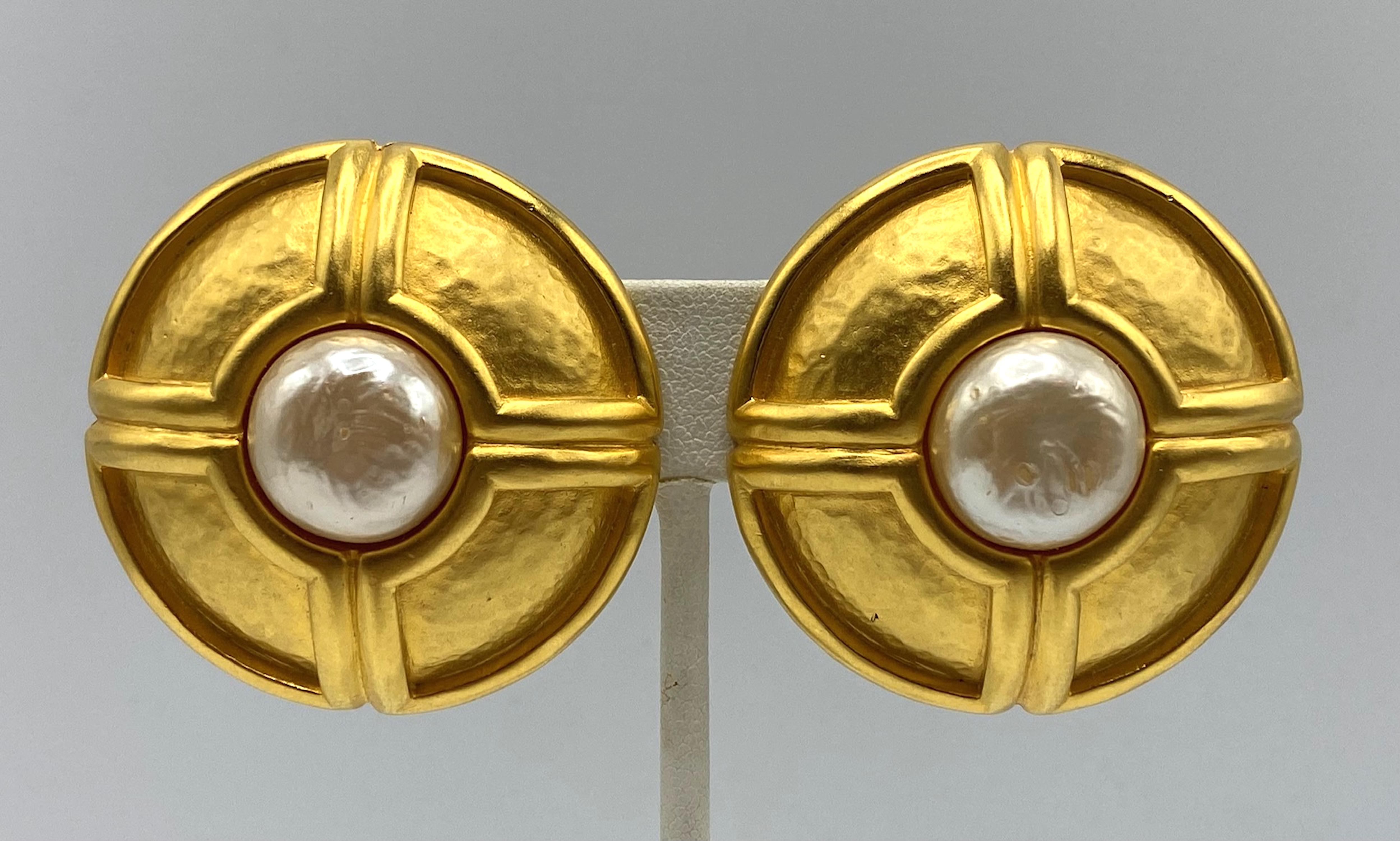 Vintage Karl Lagerfeld Ohrringe aus den 1980er Jahren . Unglaubliche Qualität. Geometrische untere Ohrringe aus satiniertem Goldmartele, in der Mitte eine Perle. Ausgezeichnete Qualität Clip auf Ohrringe in sehr gutem Vintage-Zustand. Der