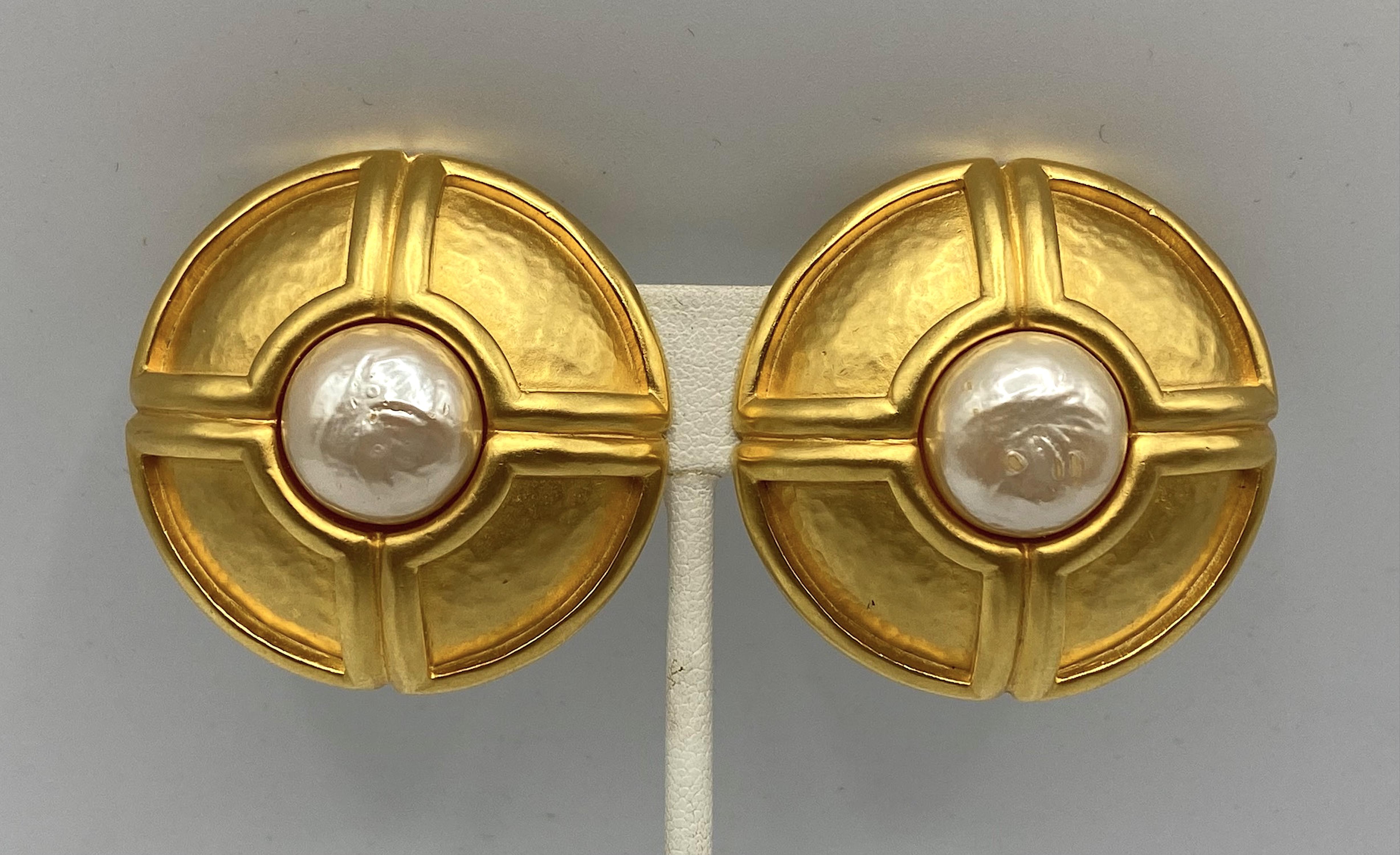 Karl Lagerfeld Ohrringe aus Satin mit Gold und Perlen (Cabochon) im Angebot