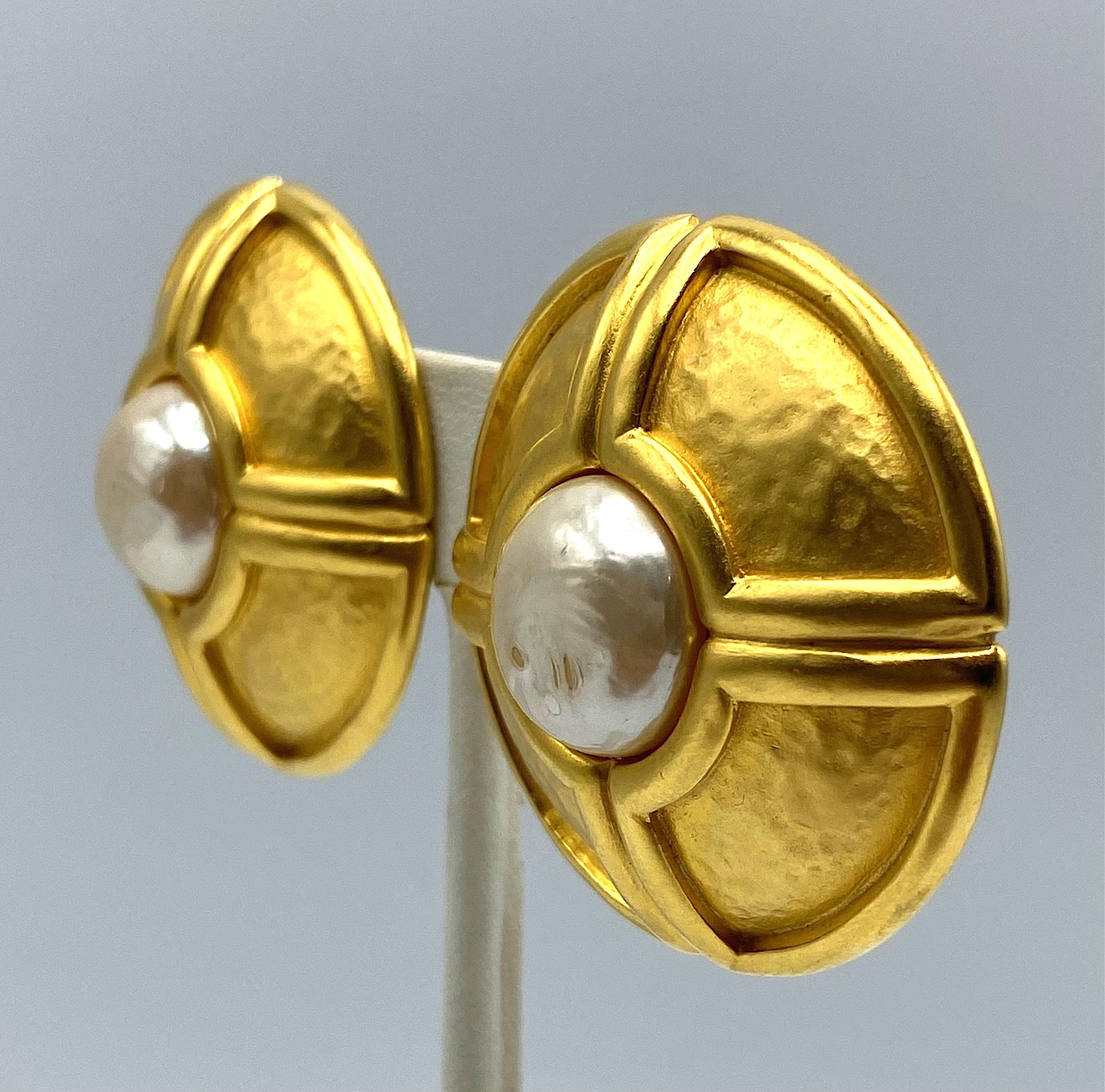 Karl Lagerfeld Ohrringe aus Satin mit Gold und Perlen im Angebot 1