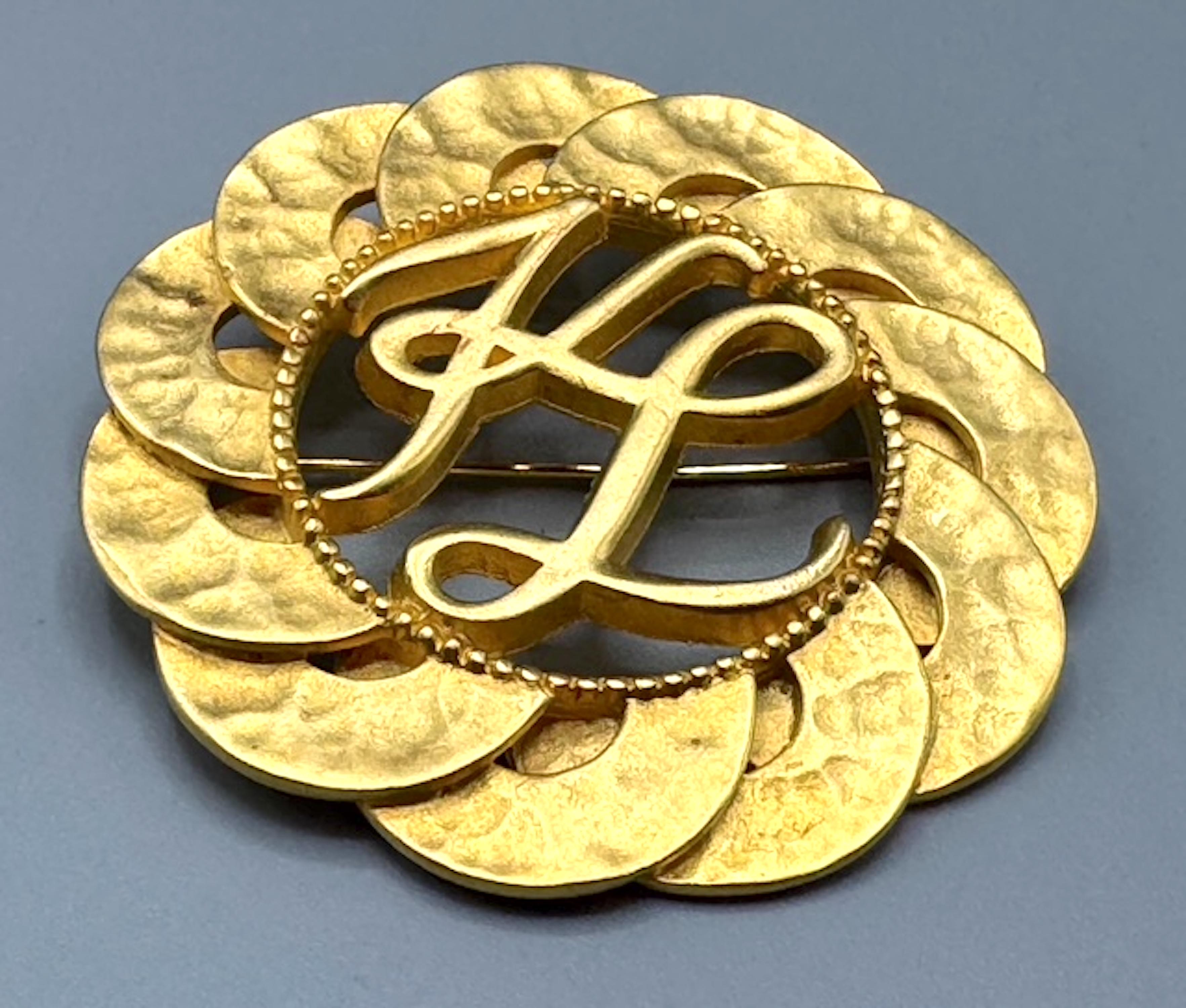 Karl Lagerfeld Logobrosche aus Satin in Gold mit durchbrochenem Logo im Zustand „Gut“ im Angebot in New York, NY