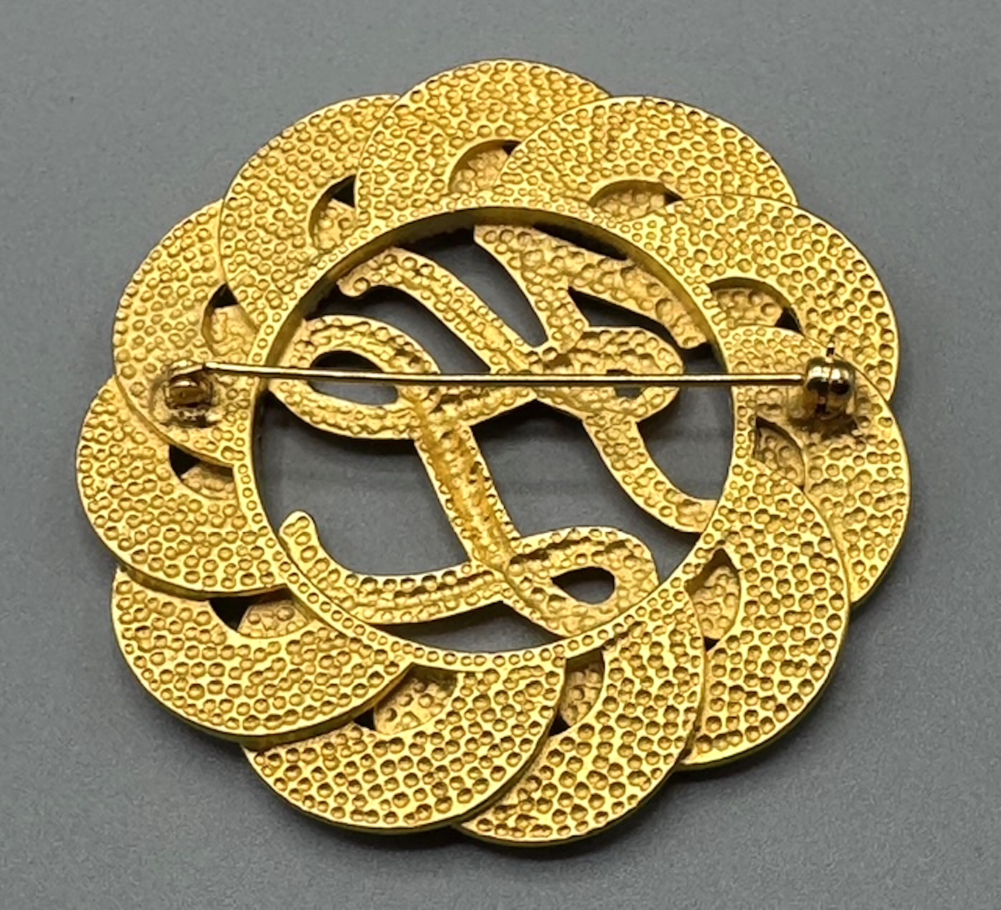 Karl Lagerfeld Logobrosche aus Satin in Gold mit durchbrochenem Logo für Damen oder Herren im Angebot