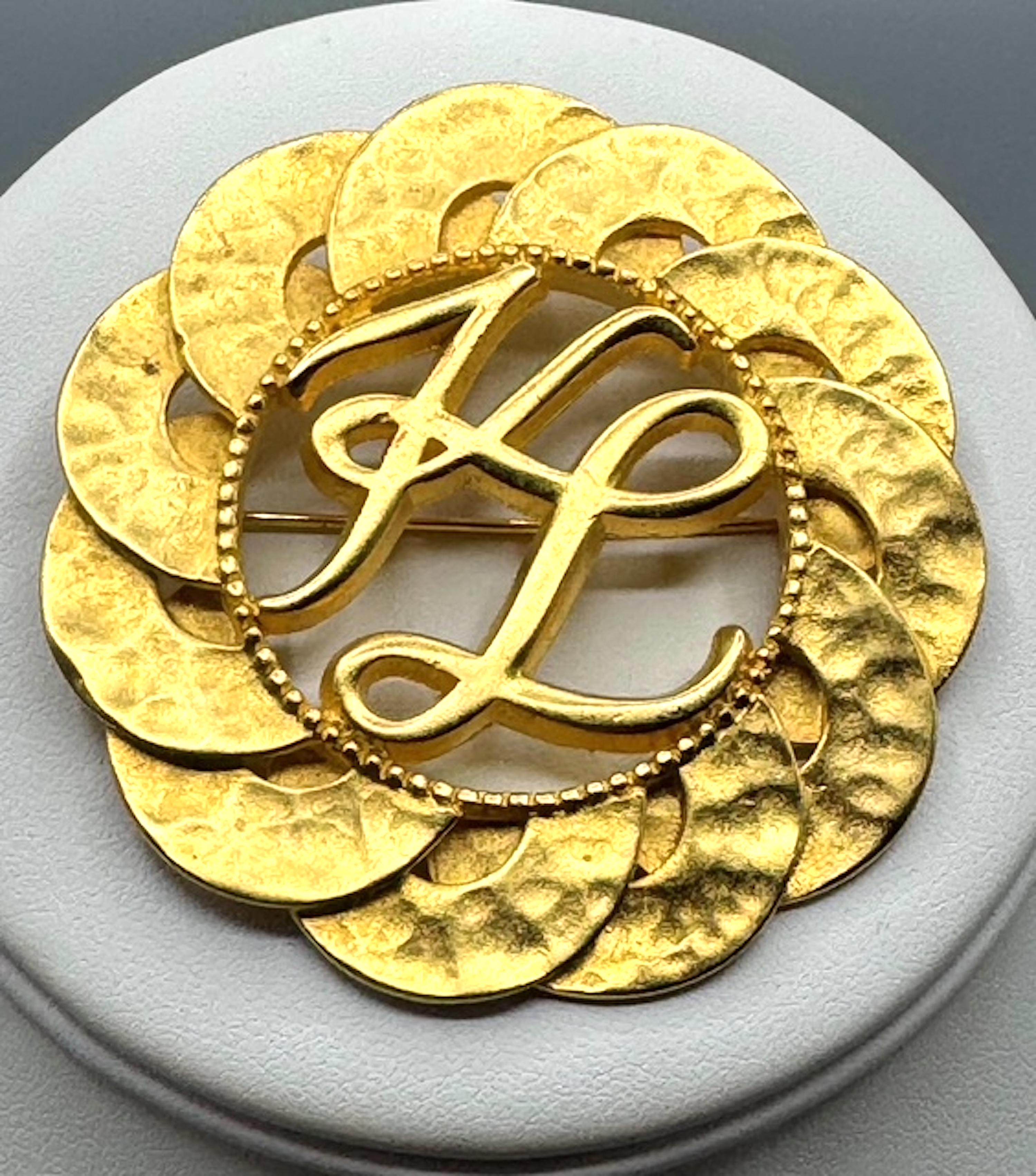 Karl Lagerfeld Logobrosche aus Satin in Gold mit durchbrochenem Logo im Angebot 1