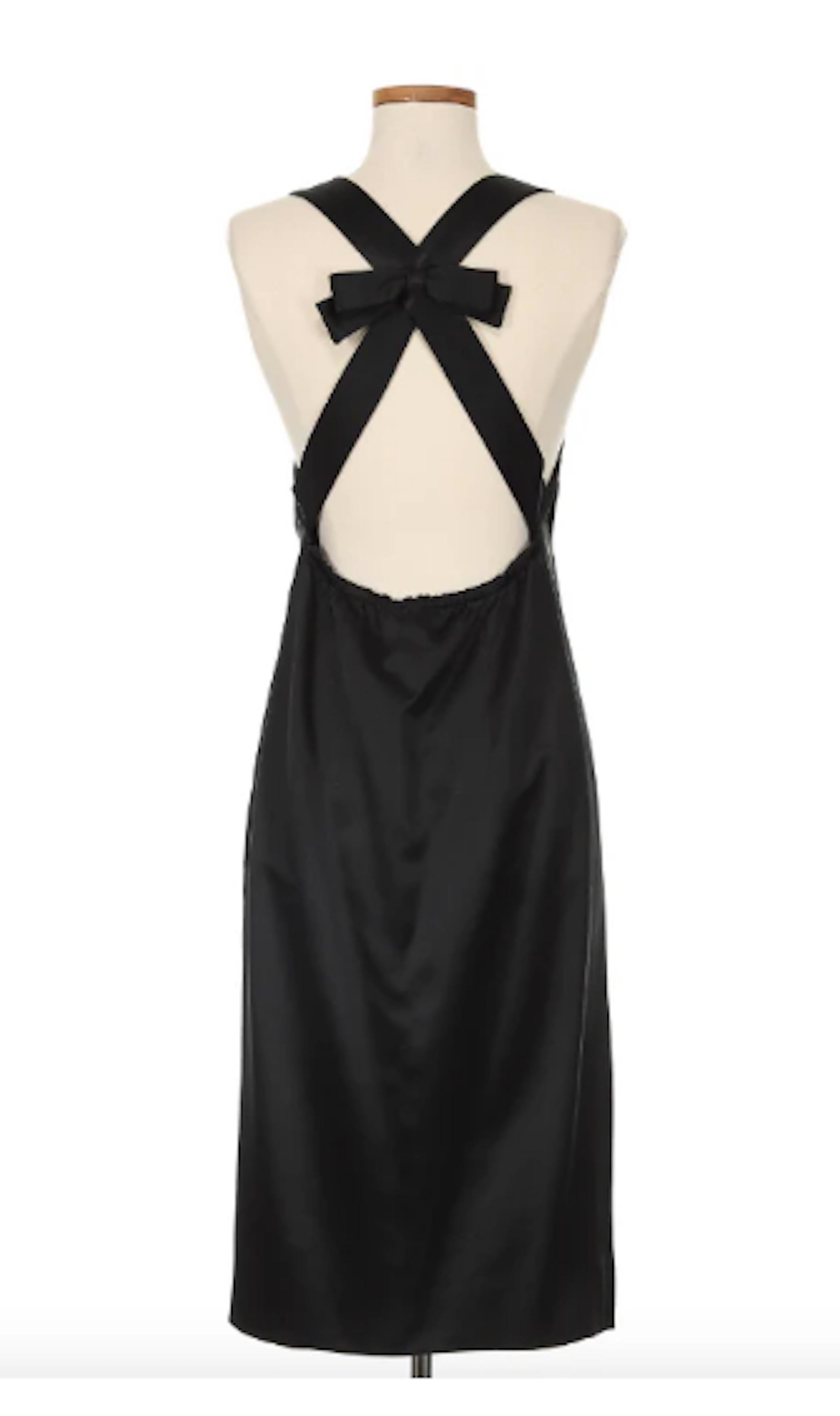 Karl Lagerfeld Schwarzes Cocktailkleid aus Seide. Dieses zeitlose und klassische Kleid in einer strukturierten Silhouette erhält seinen zusätzlichen Charme durch die Schleife am Rücken, die einen Hauch von Weiblichkeit verleiht. Perfekt für die