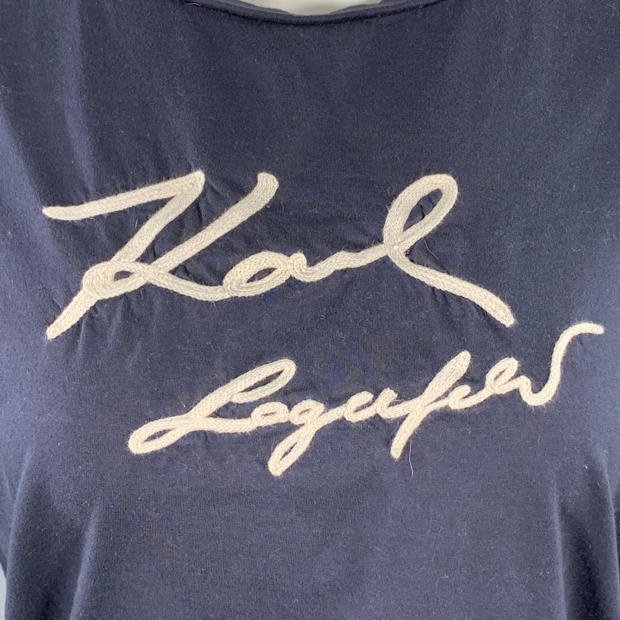 KARL LAGERFELD t-shirt
in a navy cotton jersey featuring white embroidered logo, short sleeves, and crew neck. Excellent Pre-Owned Condition. 

Marked:   IT 44 

Measurements: 
 
Shoulder: 15.5 inches Bust: 35 inches Sleeve: 9.5 inches Length: 21.5