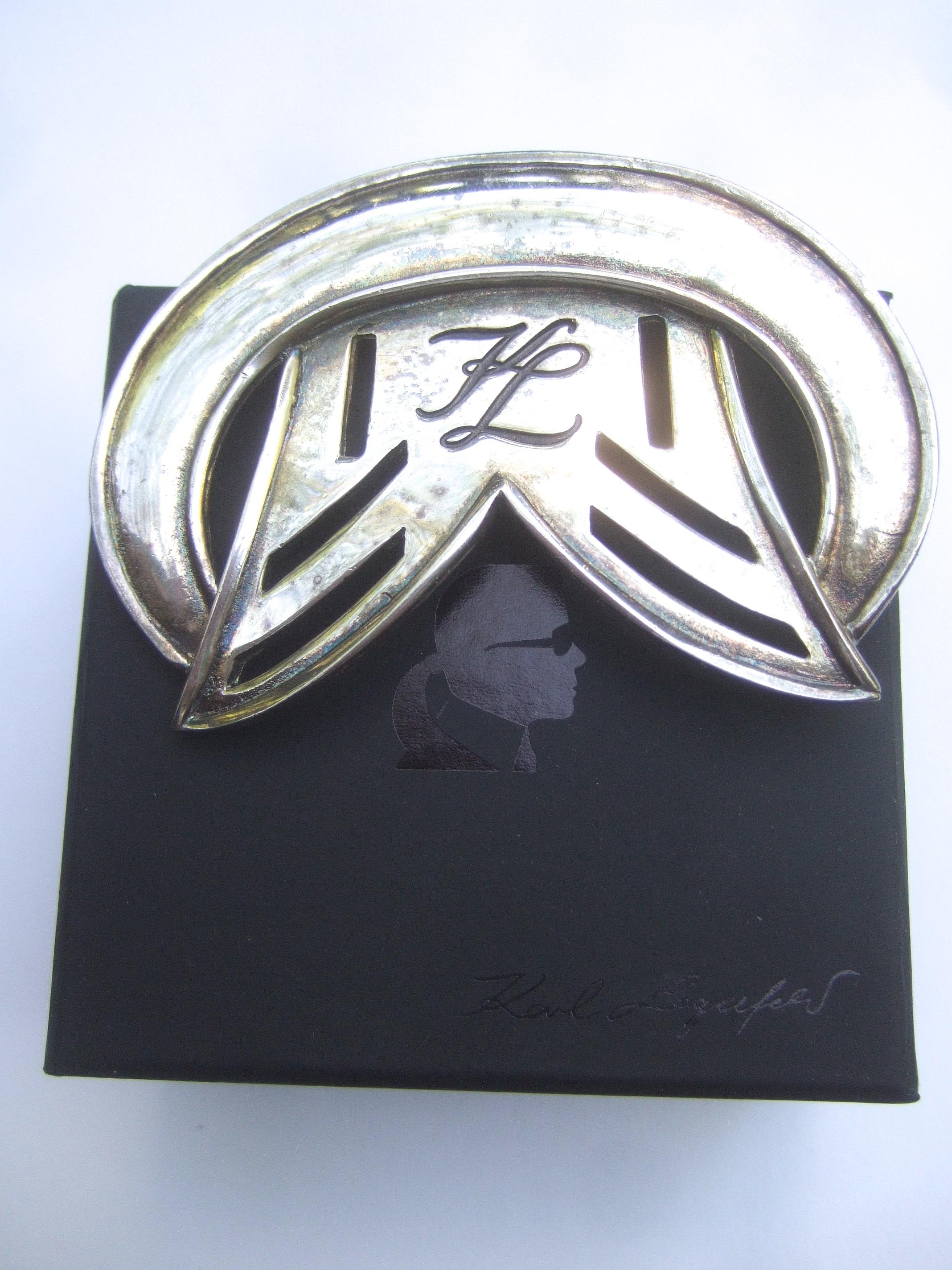 Karl Lagerfeld Sleek Large Silver Metal Brooch in Lagerfeld Box c 1980s For Sale 3