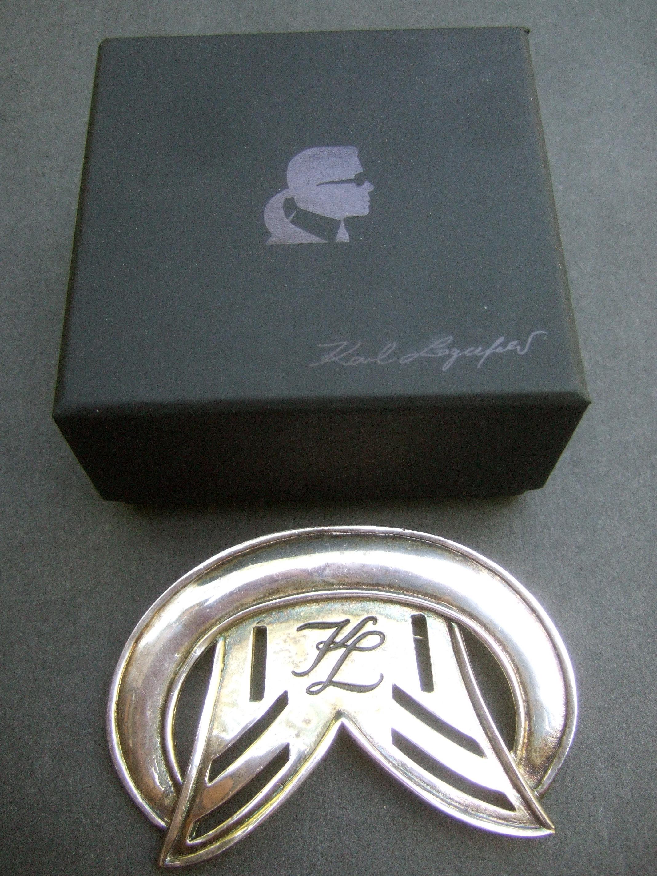 Karl Lagerfeld Elegante große Silbermetallbrosche in Lagerfeld-Kasten, ca. 1980er Jahre im Angebot 4