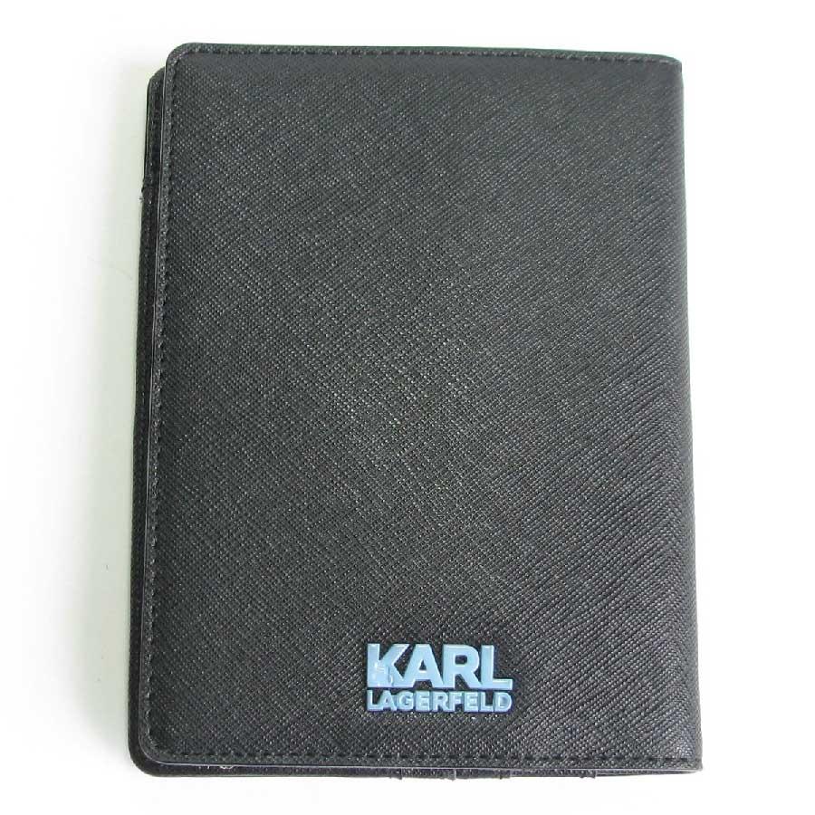 KARL LAGERFELD passport case in black pvc
Karl Lagerfeld passport case, SOLD OUT 'Fly With Karl' collection in simili leather. Applied: Karl driver.
Inside you will find: 3 credit card slots and passport slot.

It has never been worn.
Its dimensions