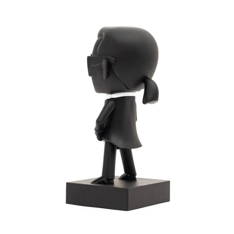 Association with the Italian brand TOKIDOKI to represent Karl Lagerfeld faithful to his style: white shirt with funnel neck, jacket and sunglasses, all matt black and white collar.
Limited edition, it dates from 2018. Certificate of authenticity