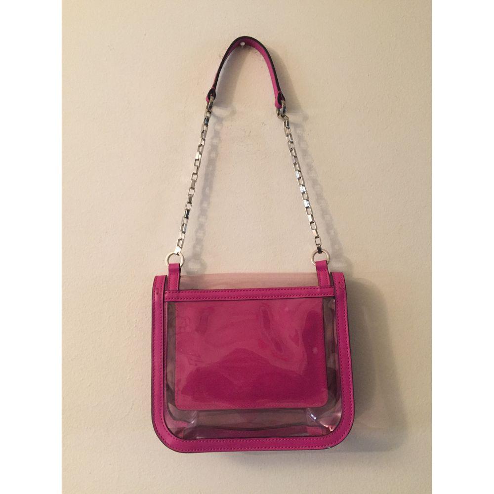 Karl Lagerfeld Transparent Handbag with Fuchsia Leather Edges

Transparent bag with fuchsia leather edges, heart-shaped closure, chain with central part in fuchsia leather. Internal zip, still with original label. the letter K on the flap is no