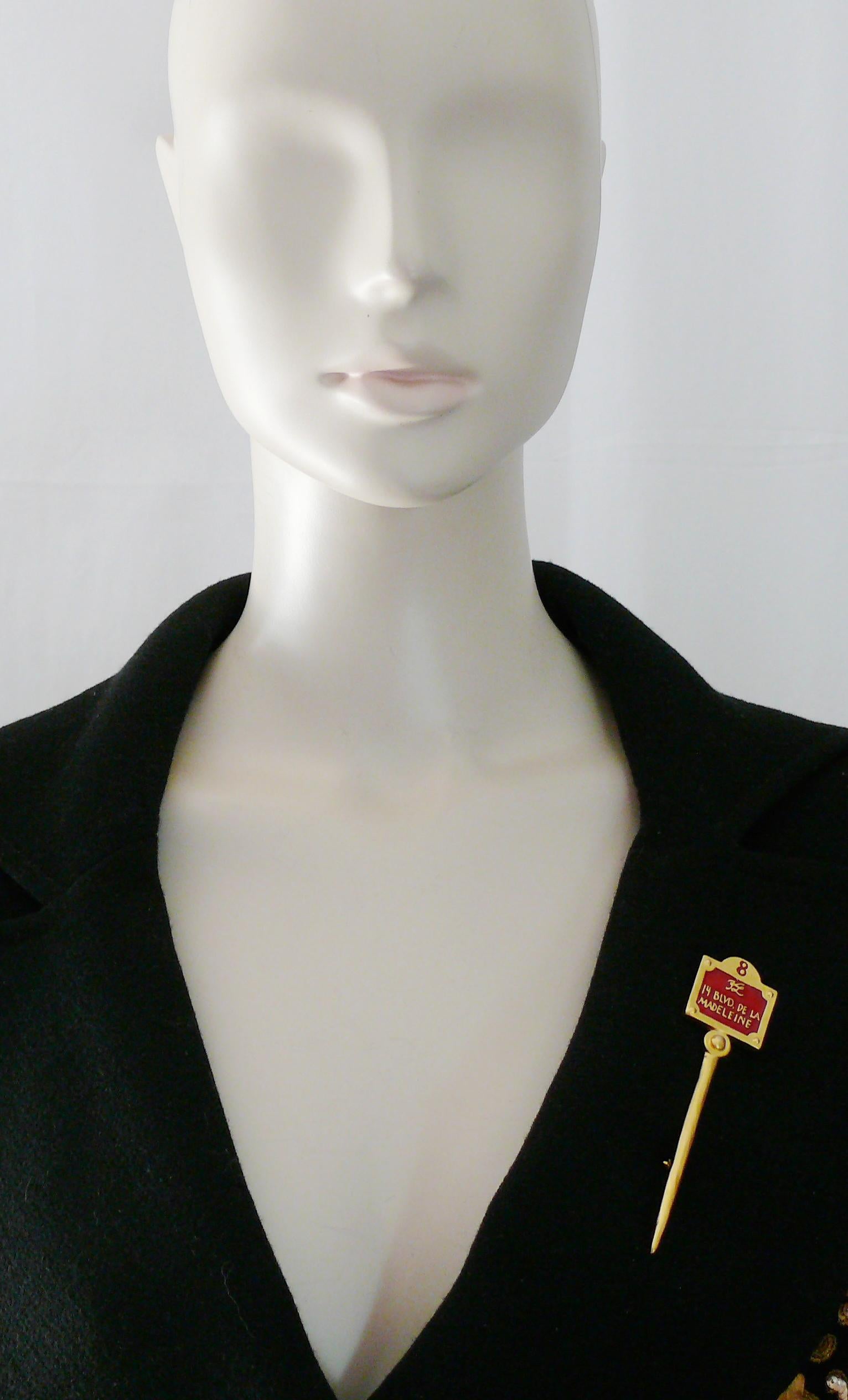 Broche cetro vintage KARL LAGERFELD en tono dorado con un letrero esmaltado de la calle parisina 