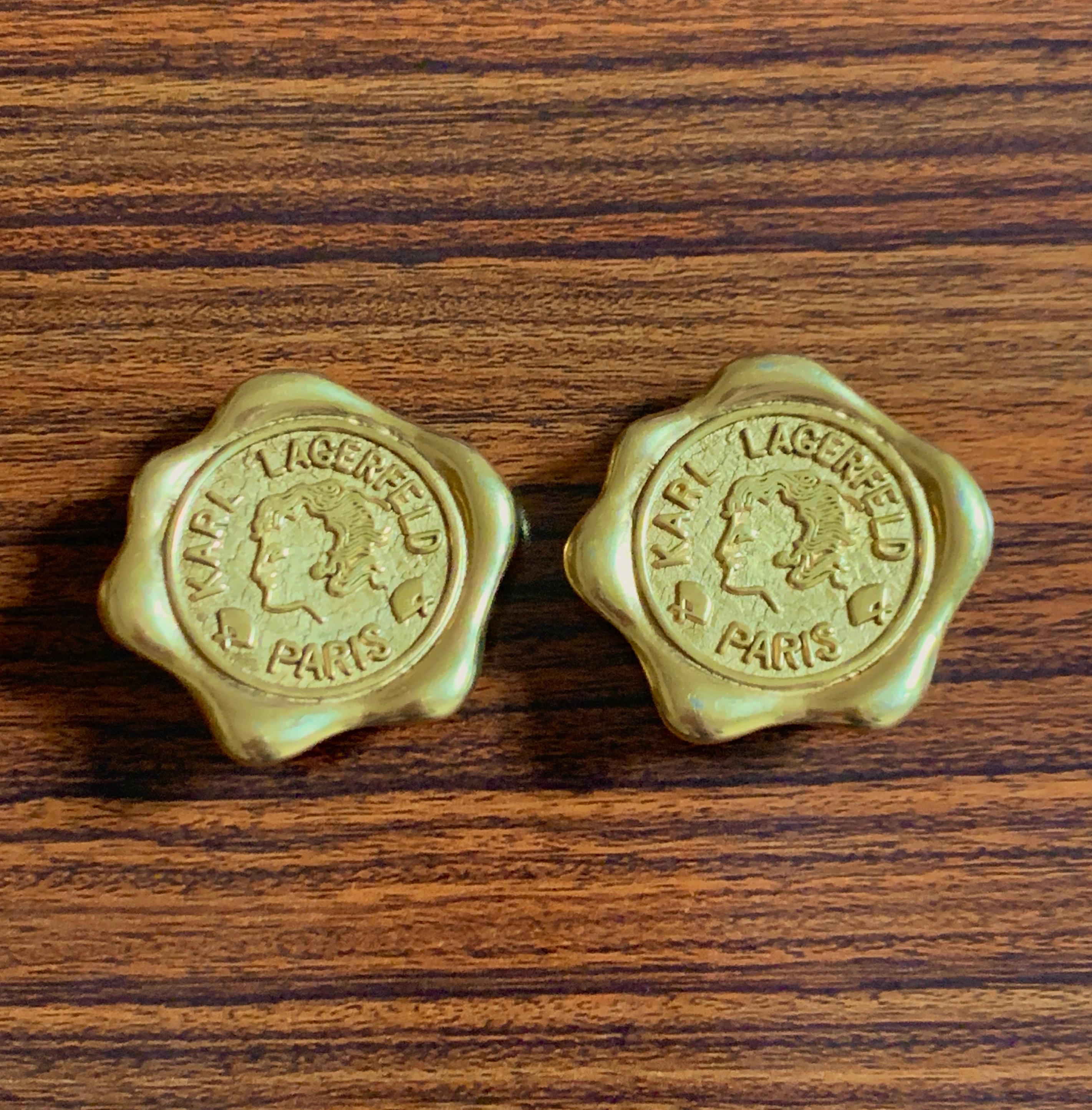 Karl Lagerfeld Vintage 90s Gold Tone Wax Seal Coin Stamp Earrings Clip On In Excellent Condition In San Francisco, CA