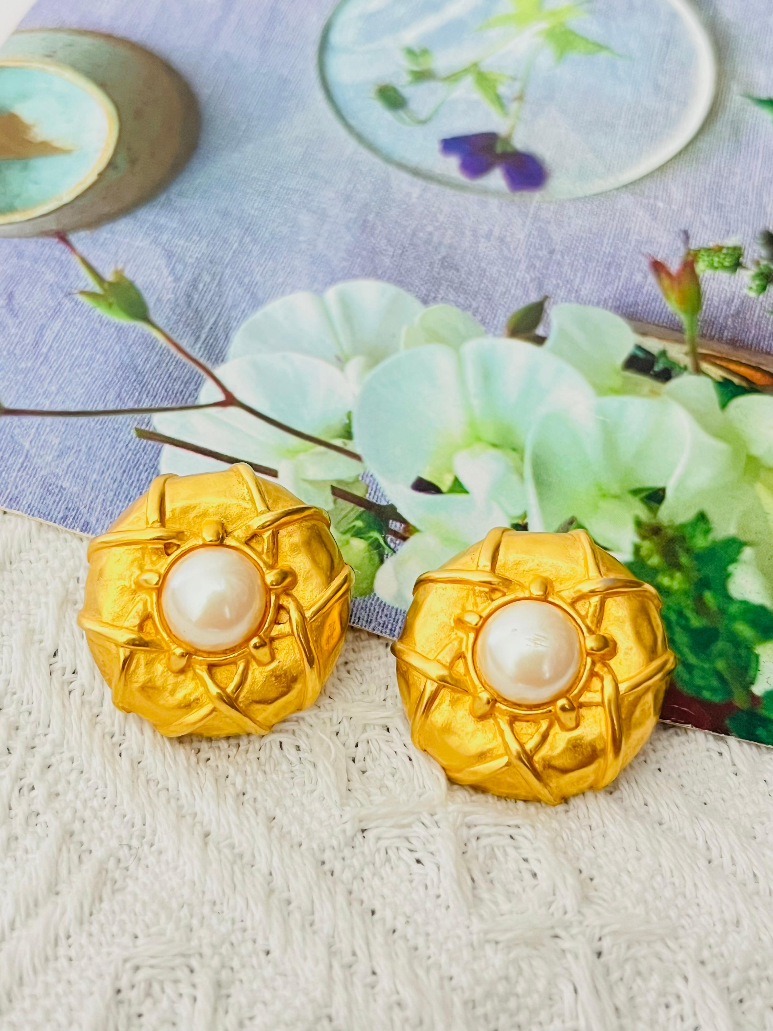 Karl Lagerfeld Vintage Baroque Cross Circle Round White Pearl Dome Modernist Elegant Clip Earrings, Gold Plated

Very good condition. Very light scratches, barely noticeable. 100% Genuine. 

A very beautiful pair of earrings by Karl Lagerfeld,