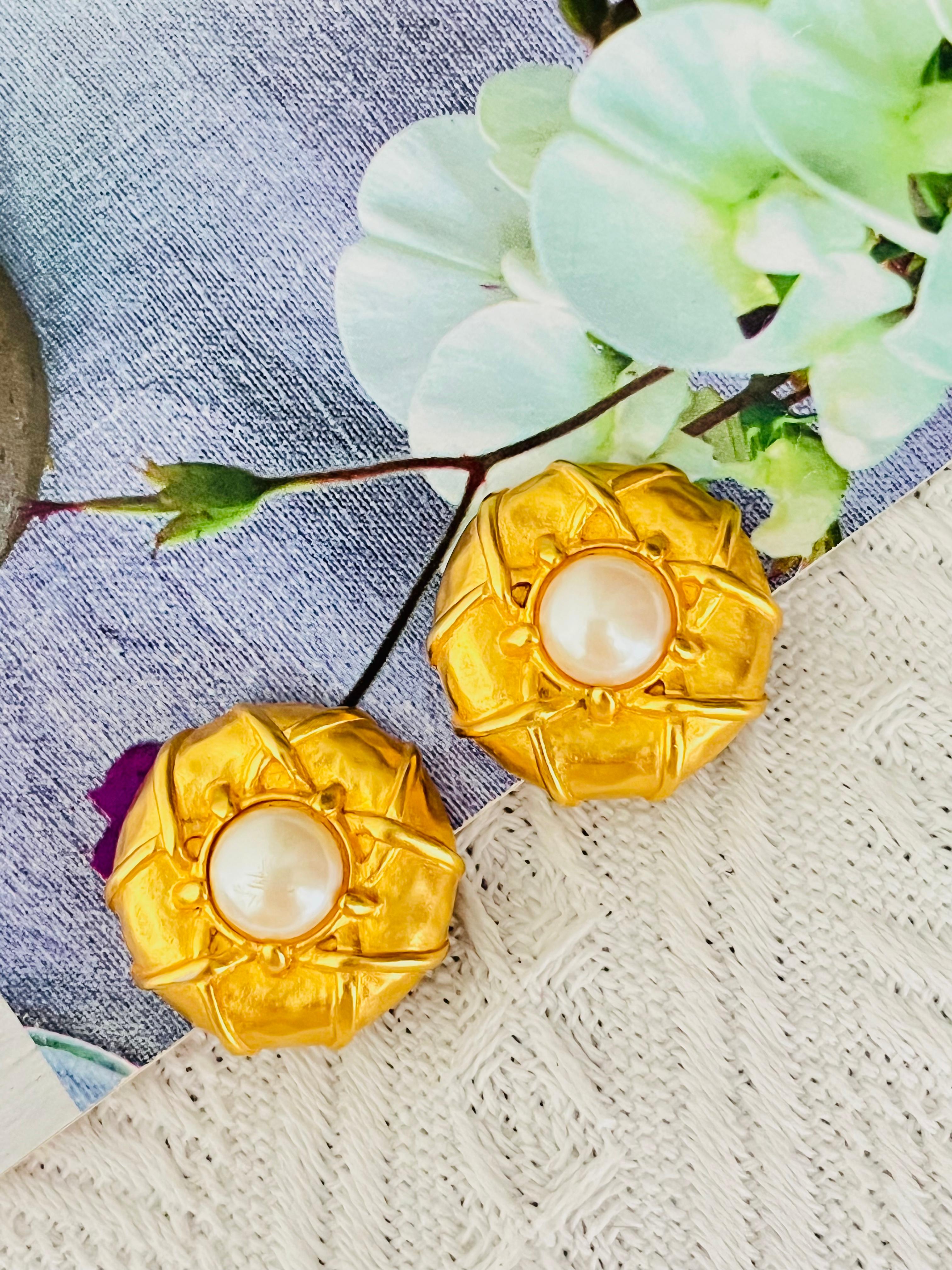 Karl Lagerfeld Vintage Baroque Cross Circle Round White Pearl Gold Clip Earrings In Good Condition For Sale In Wokingham, England