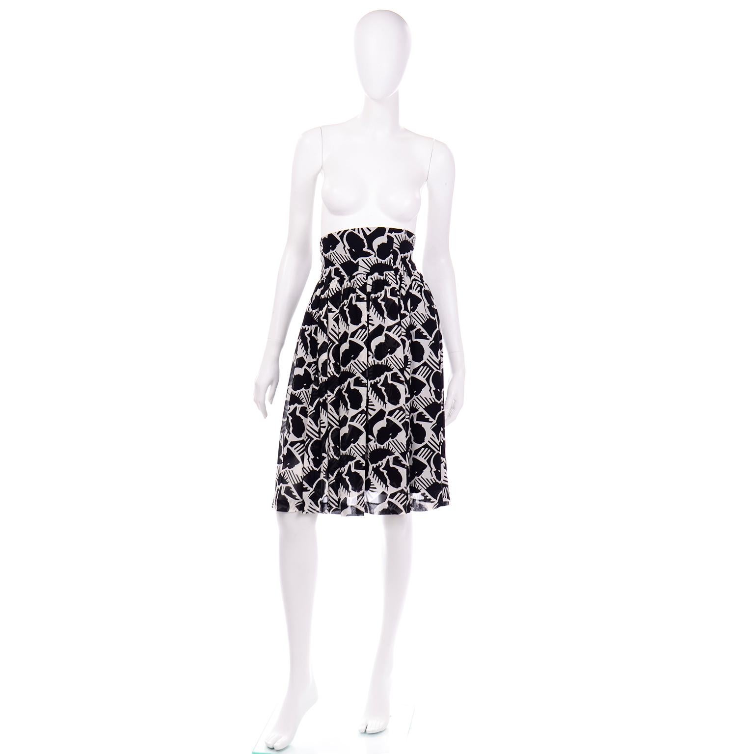 This is a rare, iconic vintage Karl Lagerfeld novelty print skirt featuring silhouette images of Mr. Lagerfeld himself! Leave it to Karl Lagerfeld to create this tongue and cheek self portrait print in black and white with abstract black lines and