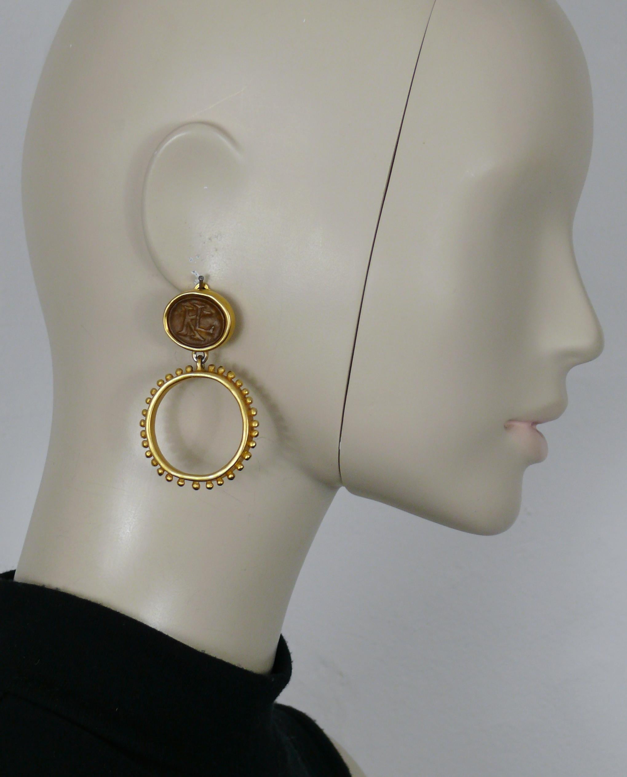 KARL LAGERFELD vintage gold tone hoop earrings (clip-on) featuring a brown resin cameo top with KL initials.

Embossed KL.

Indicative measurements : max. height approx. 6.2 cm (2.44 inches) / diameter of the hoop approx. 3.6 cm (1.42