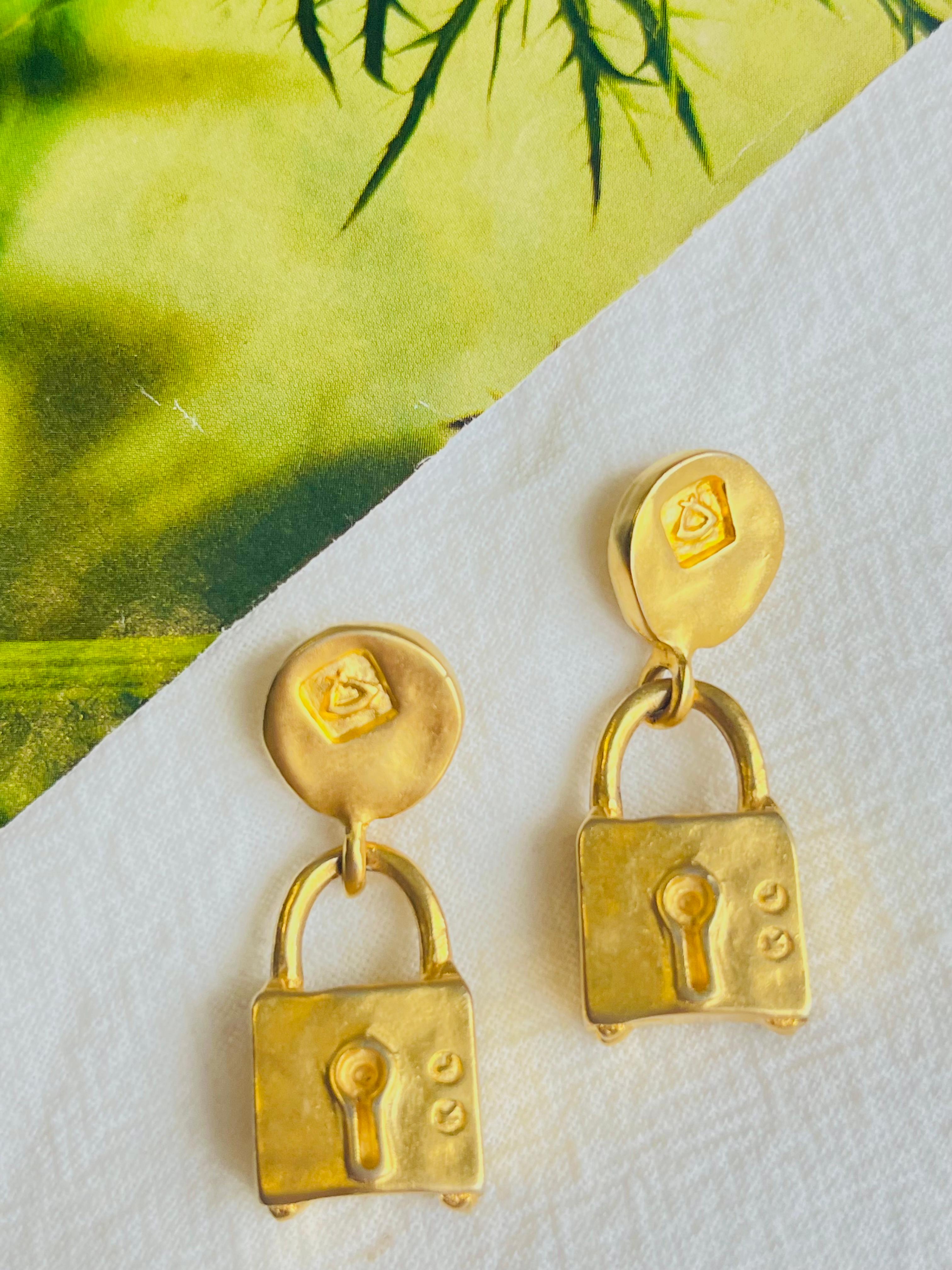 Karl Lagerfeld Vintage Classic Padlock Circle Logo Modernist Chunky Drop Pierced Earrings, Gold Plated

Very good condition. Not original earrings backs. 100% Genuine. 

A very beautiful pair of earrings by Karl Lagerfeld, signed KL at the