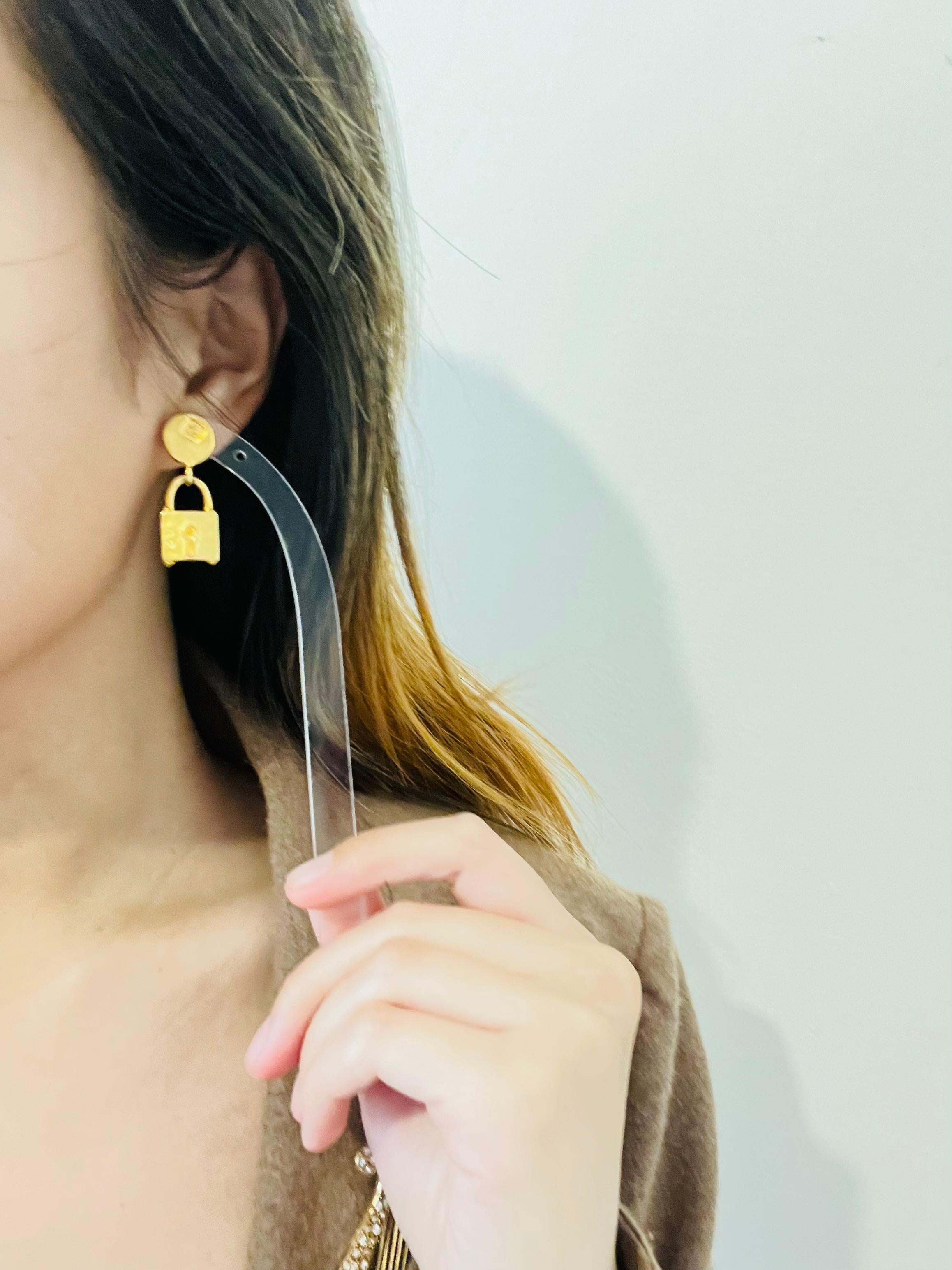 Karl Lagerfeld Vintage Classic Padlock Circle Logo Modernistische durchbohrte Ohrringe im Angebot 1